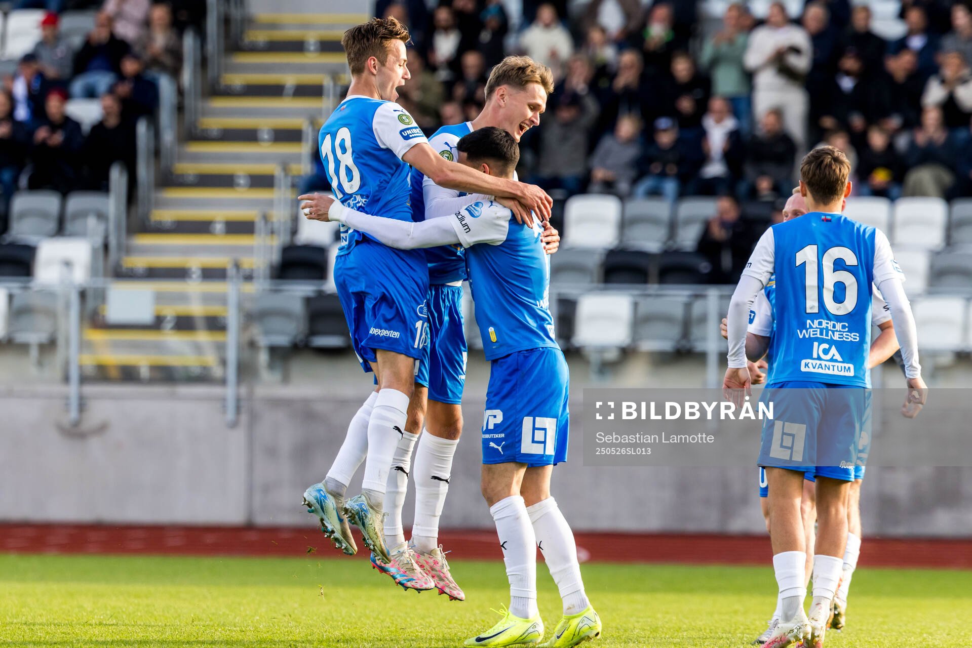 Oddevolds Daniel Krezic jublar med lagkamrater efter 1-0 under fotbollsmatchen i Superettan mellan Oddevold och Västerås den 26 maj 2025 i Uddevalla.