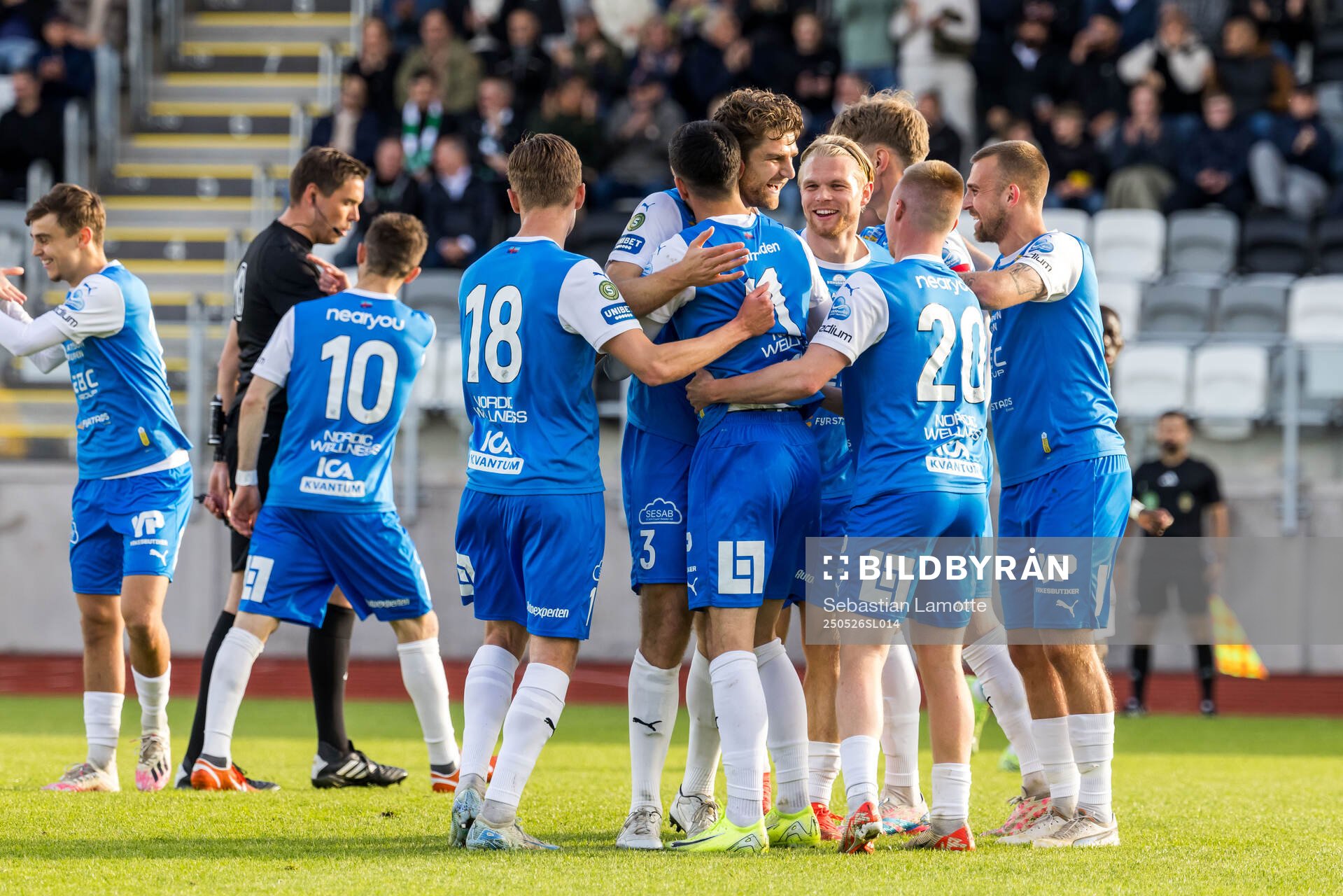 Oddevolds Daniel Krezic jublar med lagkamrater efter 1-0 under fotbollsmatchen i Superettan mellan Oddevold och Västerås den 26 maj 2025 i Uddevalla.