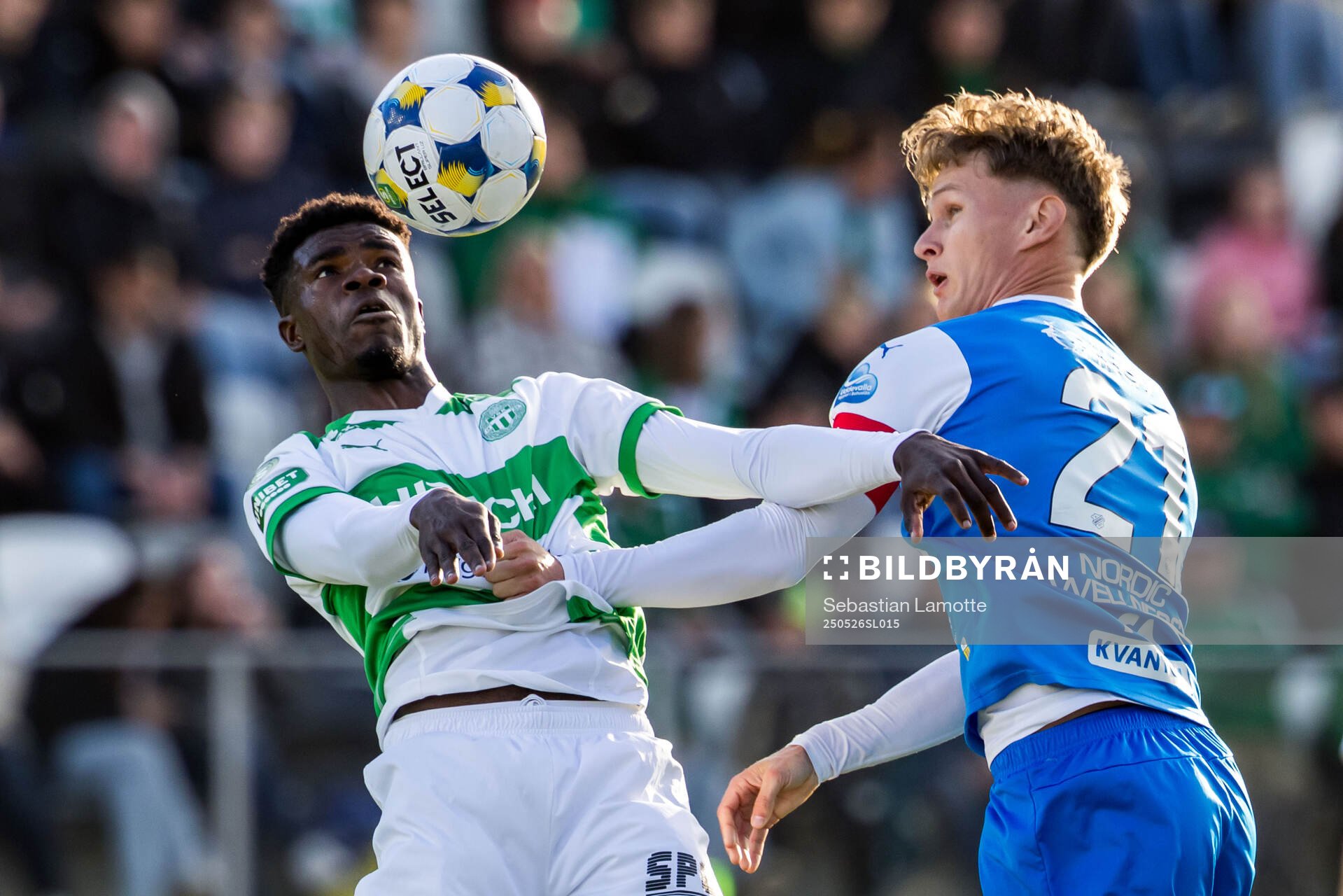 Västerås Aaron Le Forestier Banind Bibout och Oddevolds Alexander Almqvist under fotbollsmatchen i Superettan mellan Oddevold och Västerås den 26 maj 2025 i Uddevalla. 