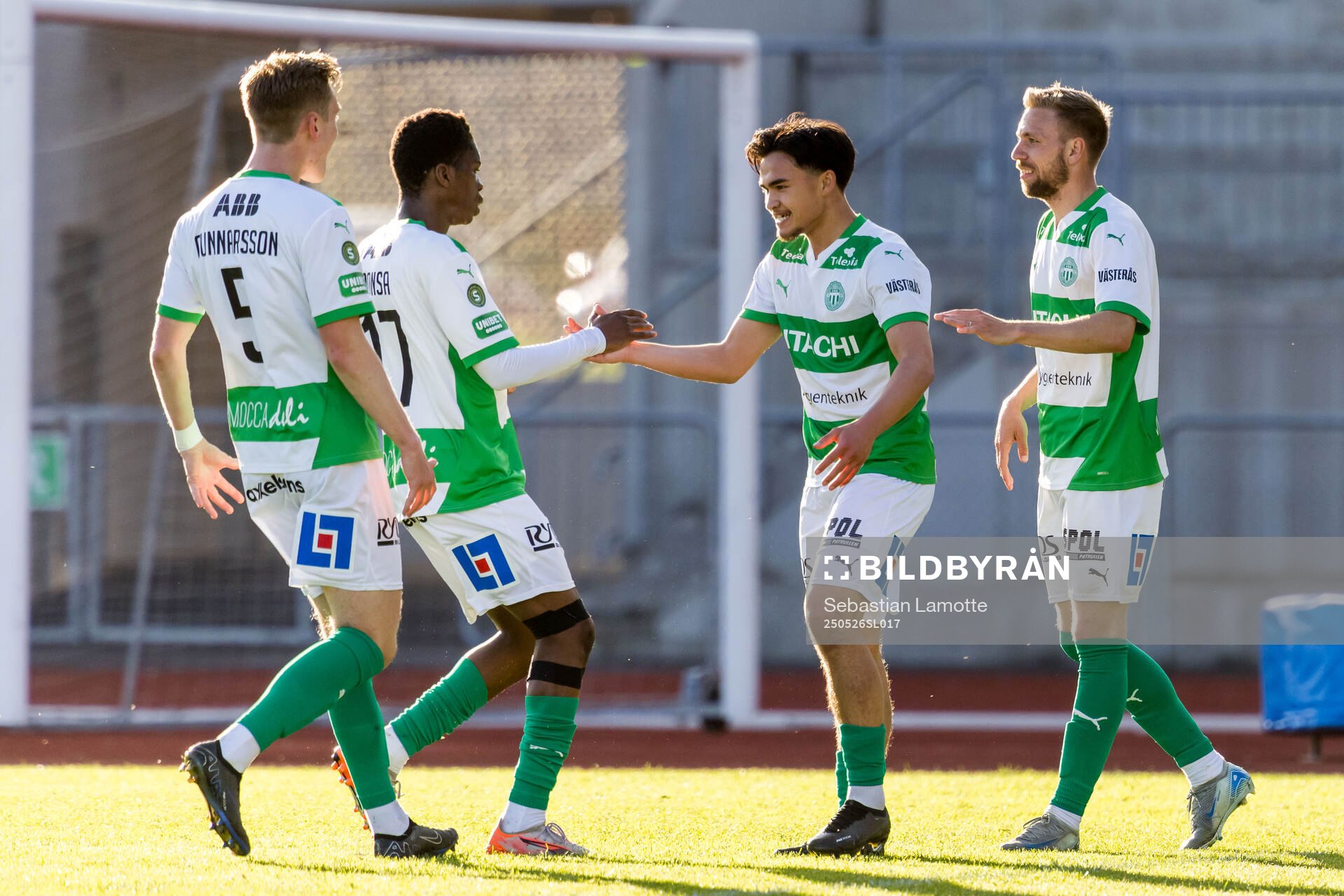Västerås Alexander Thongla-Iad Warneryd jublar med lagkamrater efter 1-1 under fotbollsmatchen i Superettan mellan Oddevold och Västerås den 26 maj 2025 i Uddevalla.