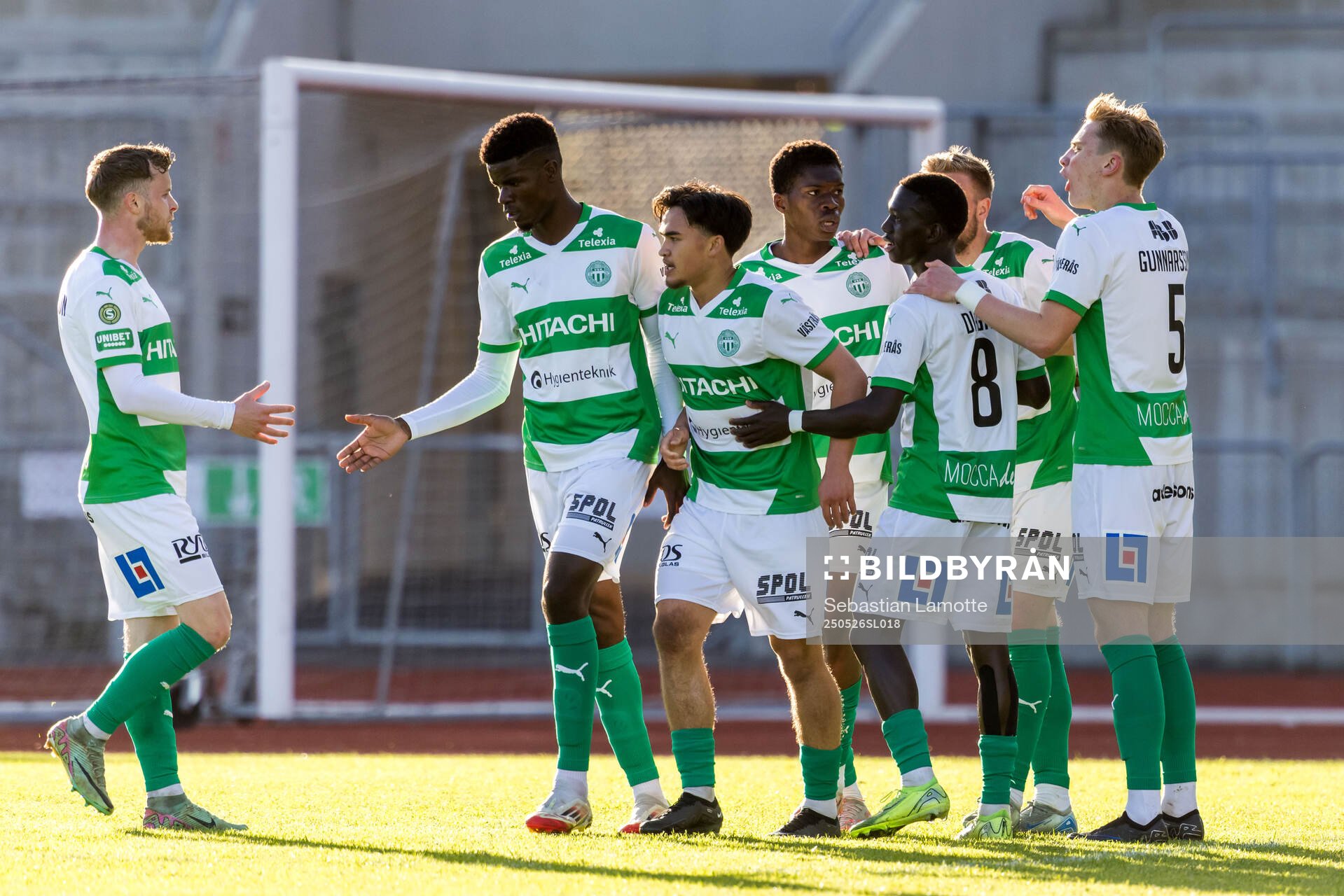Västerås Alexander Thongla-Iad Warneryd jublar med lagkamrater efter 1-1 under fotbollsmatchen i Superettan mellan Oddevold och Västerås den 26 maj 2025 i Uddevalla.