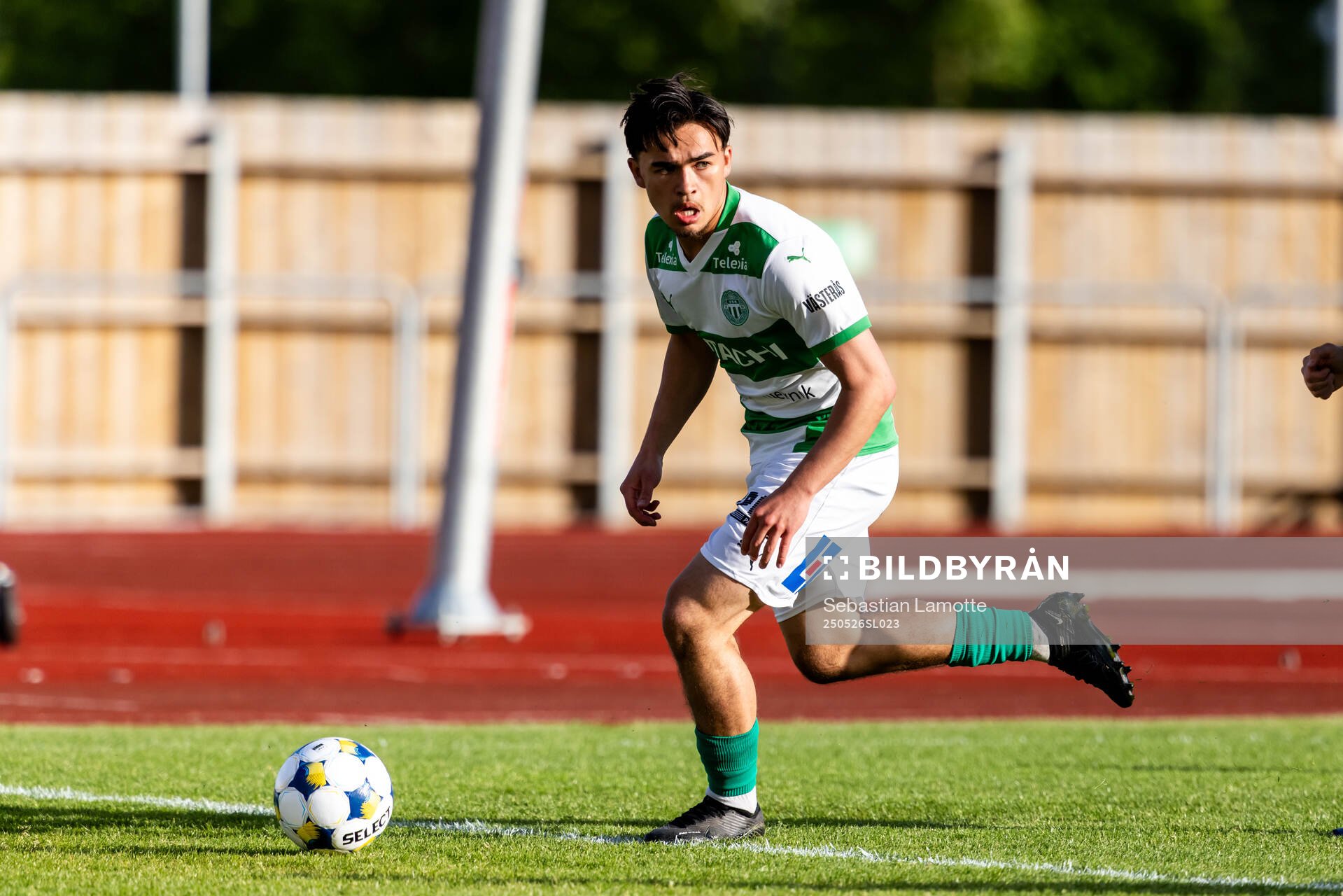 Västerås Alexander Thongla-Iad Warneryd under fotbollsmatchen i Superettan mellan Oddevold och Västerås den 26 maj 2025 i Uddevalla. 