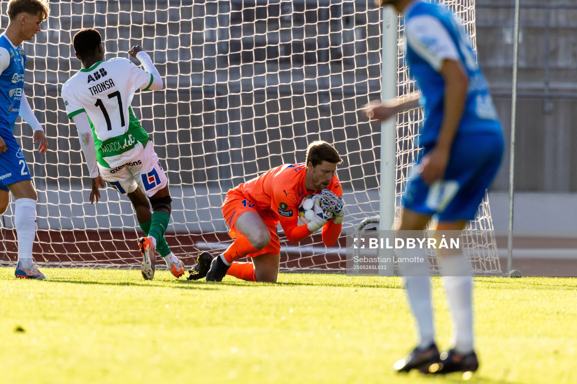 Oddevolds målvakt Morten Sætra räddar ett friläge för Västerås Sountonoma Axel Taonsa under fotbollsmatchen i Superettan mellan Oddevold och Västerås den 26 maj 2025 i Uddevalla. 