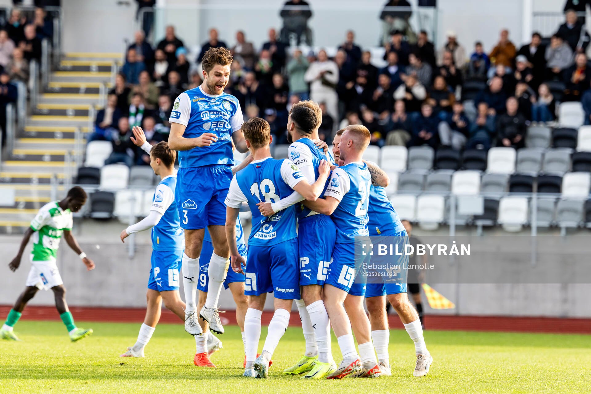 Oddevolds Daniel Krezic har gjort 1-0 och jublar under fotbollsmatchen i Superettan mellan Oddevold och Västerås den 26 maj 2025 i Uddevalla.