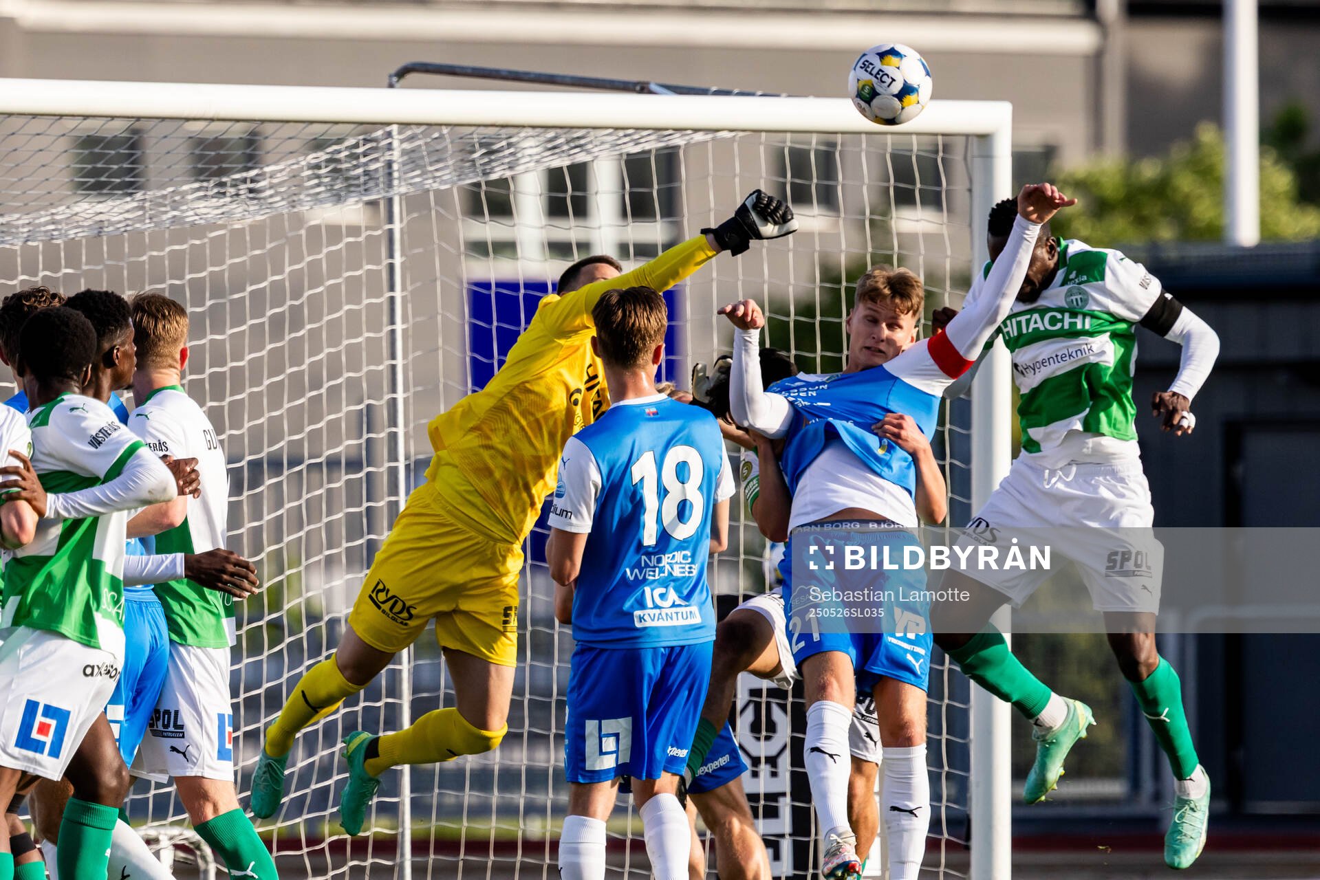 Västerås målvakt Anton Fagerström räddar hörna under fotbollsmatchen i Superettan mellan Oddevold och Västerås den 26 maj 2025 i Uddevalla. 