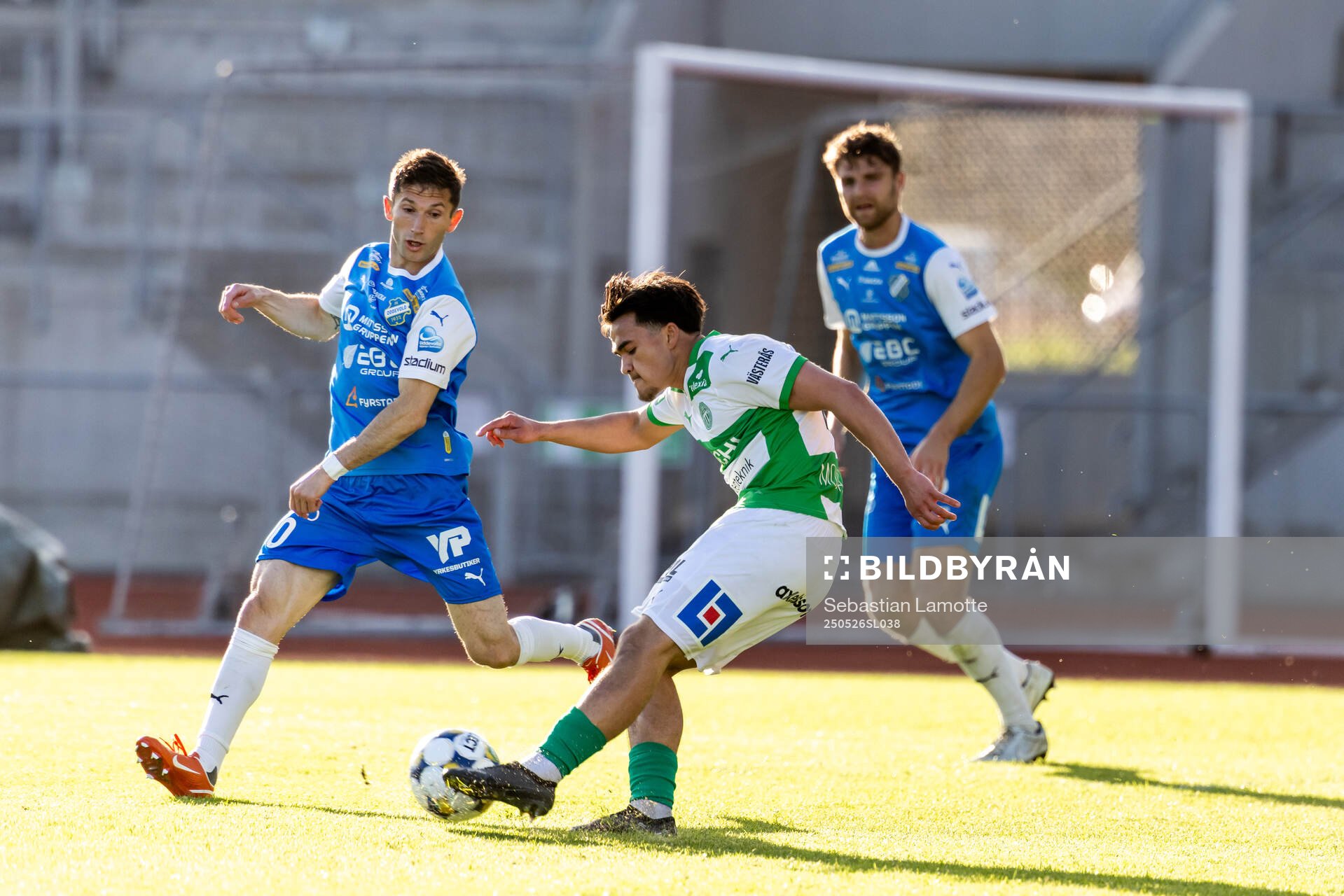 Västerås Alexander Thongla-Iad Warneryd under fotbollsmatchen i Superettan mellan Oddevold och Västerås den 26 maj 2025 i Uddevalla. 