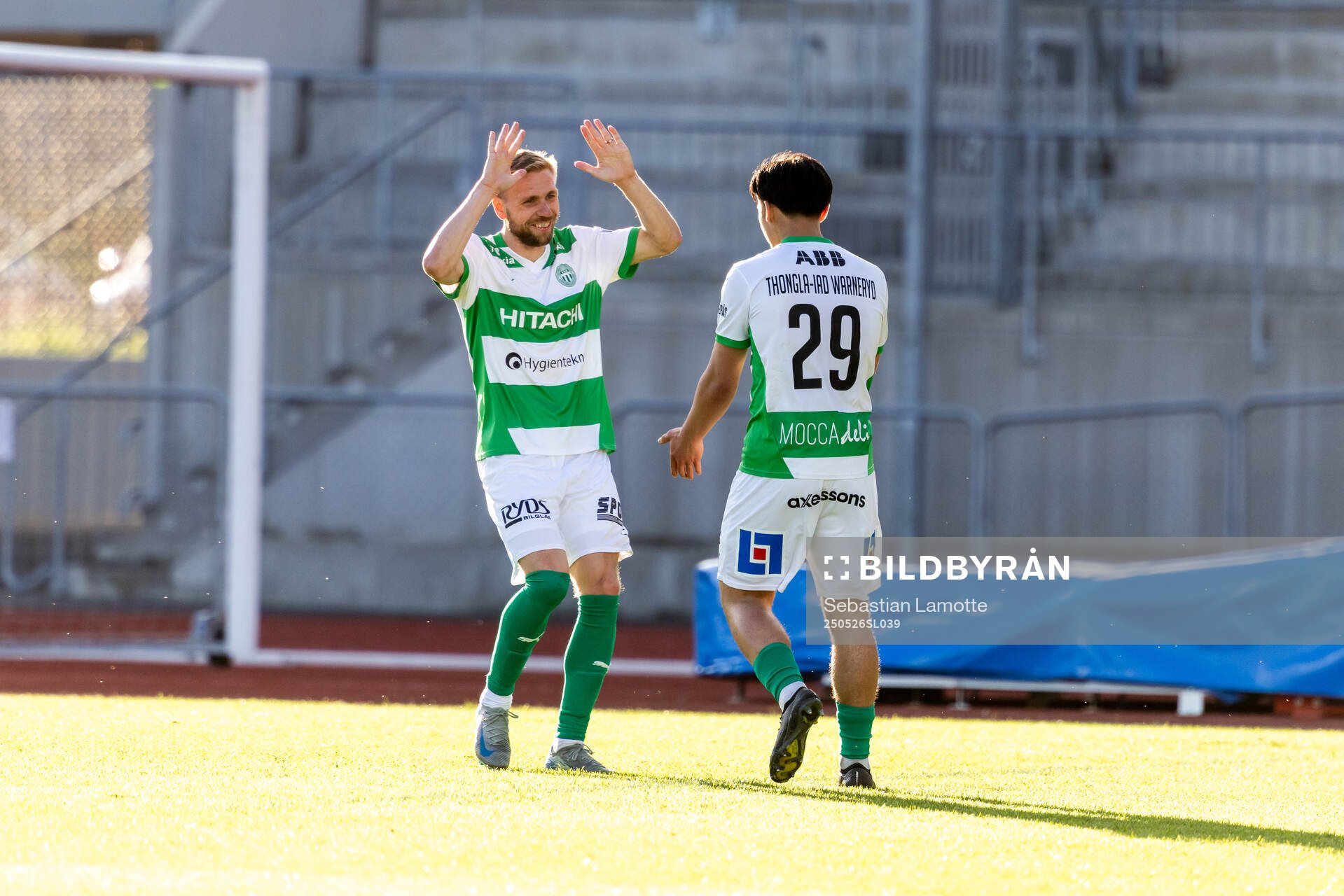 Västerås Alexander Thongla-Iad Warneryd har gjort 1-1 och jublar under fotbollsmatchen i Superettan mellan Oddevold och Västerås den 26 maj 2025 i Uddevalla.