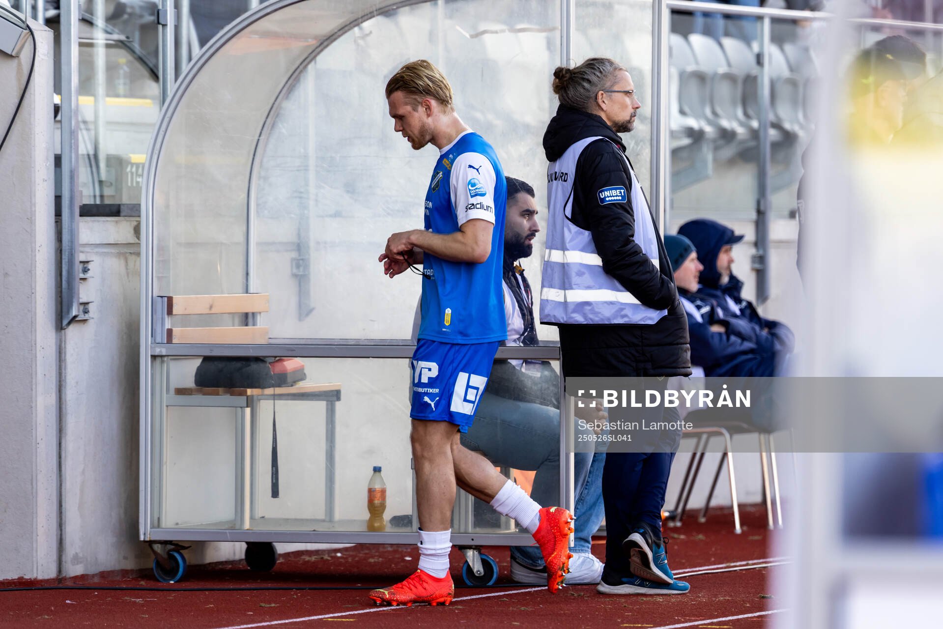 Oddevolds Linus Tornblad utbytt skadad under fotbollsmatchen i Superettan mellan Oddevold och Västerås den 26 maj 2025 i Uddevalla. 