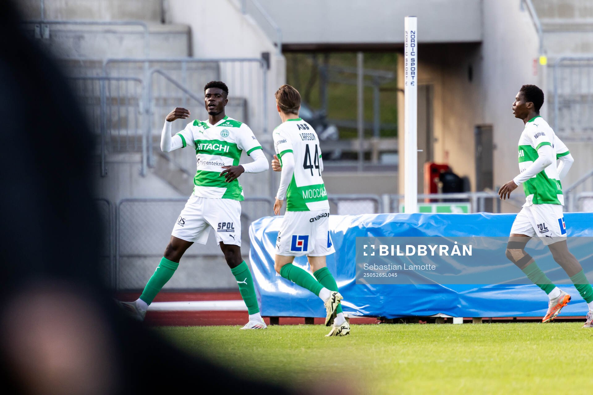 Västerås Aaron Le Forestier Banind Bibout har gjort 1-2 och jublar under fotbollsmatchen i Superettan mellan Oddevold och Västerås den 26 maj 2025 i Uddevalla.