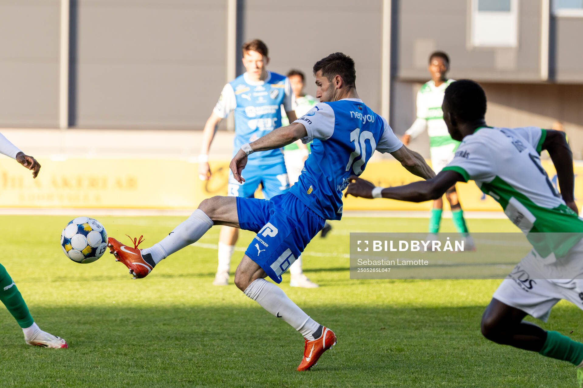 Oddevolds Liridon Kalludra under fotbollsmatchen i Superettan mellan Oddevold och Västerås den 26 maj 2025 i Uddevalla. 