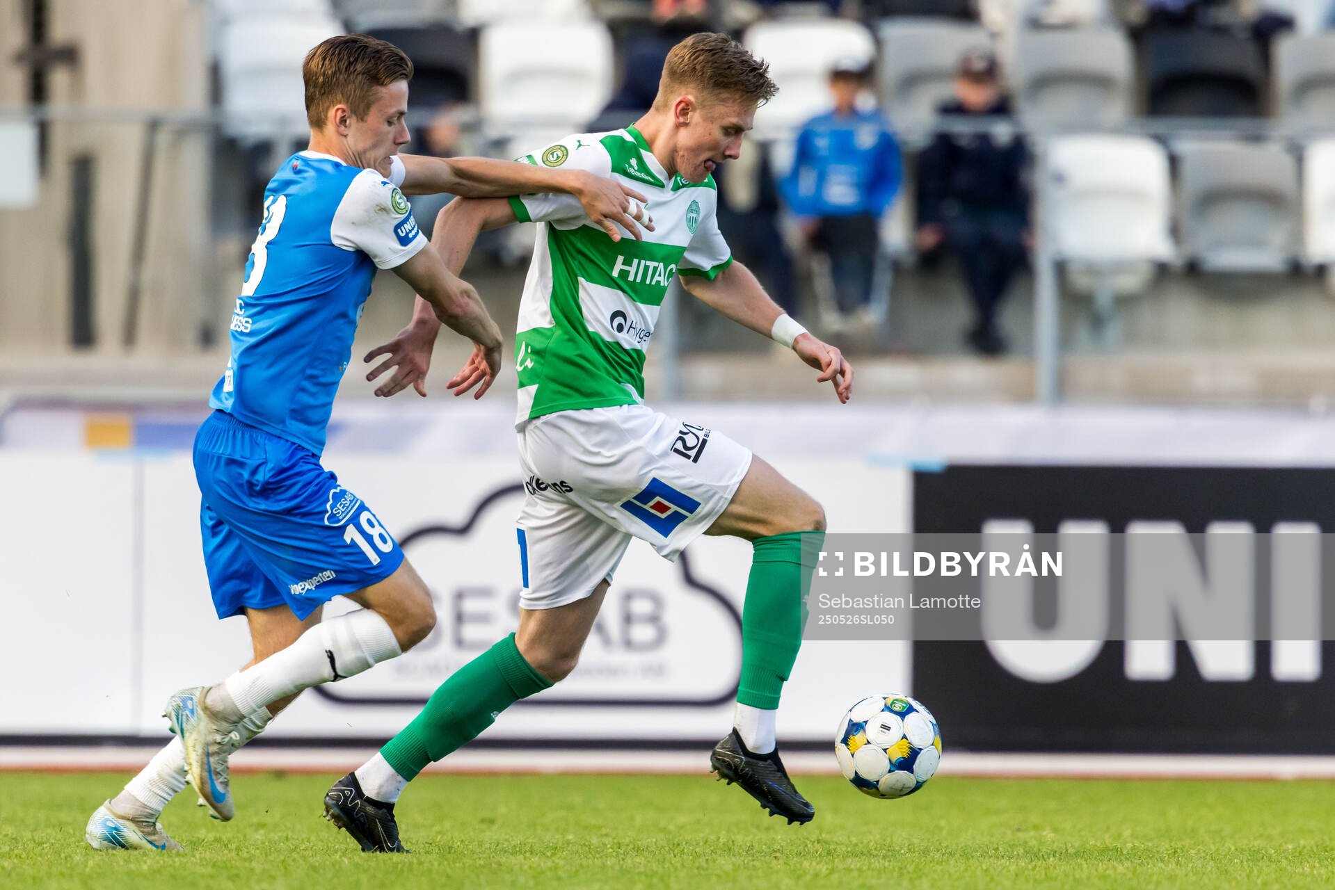 Oddevolds Gustav Forssell och Västerås Karl Gunnarsson under fotbollsmatchen i Superettan mellan Oddevold och Västerås den 26 maj 2025 i Uddevalla. 