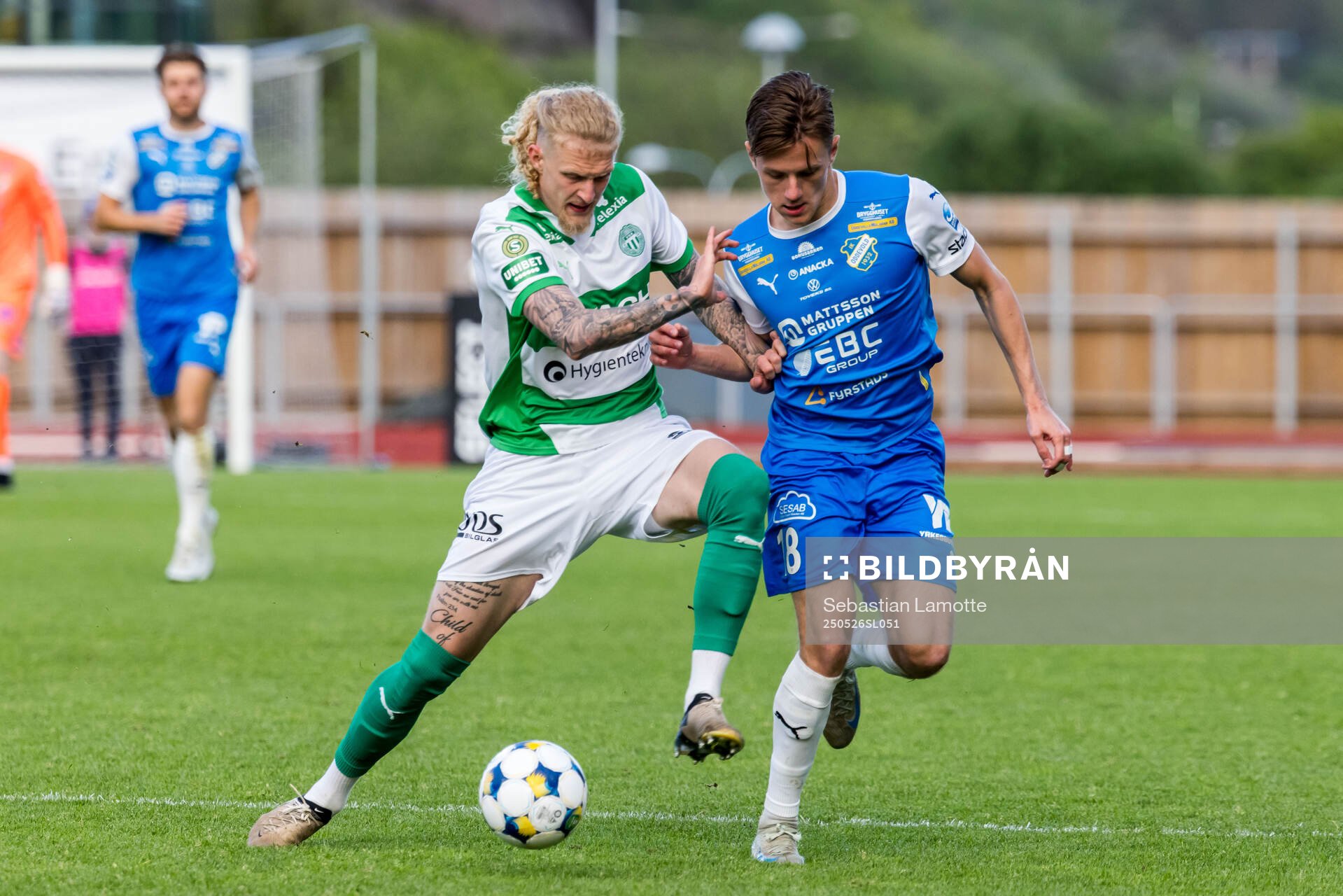 Västerås Tim Hartzell och Oddevolds Gustav Forssell under fotbollsmatchen i Superettan mellan Oddevold och Västerås den 26 maj 2025 i Uddevalla.
