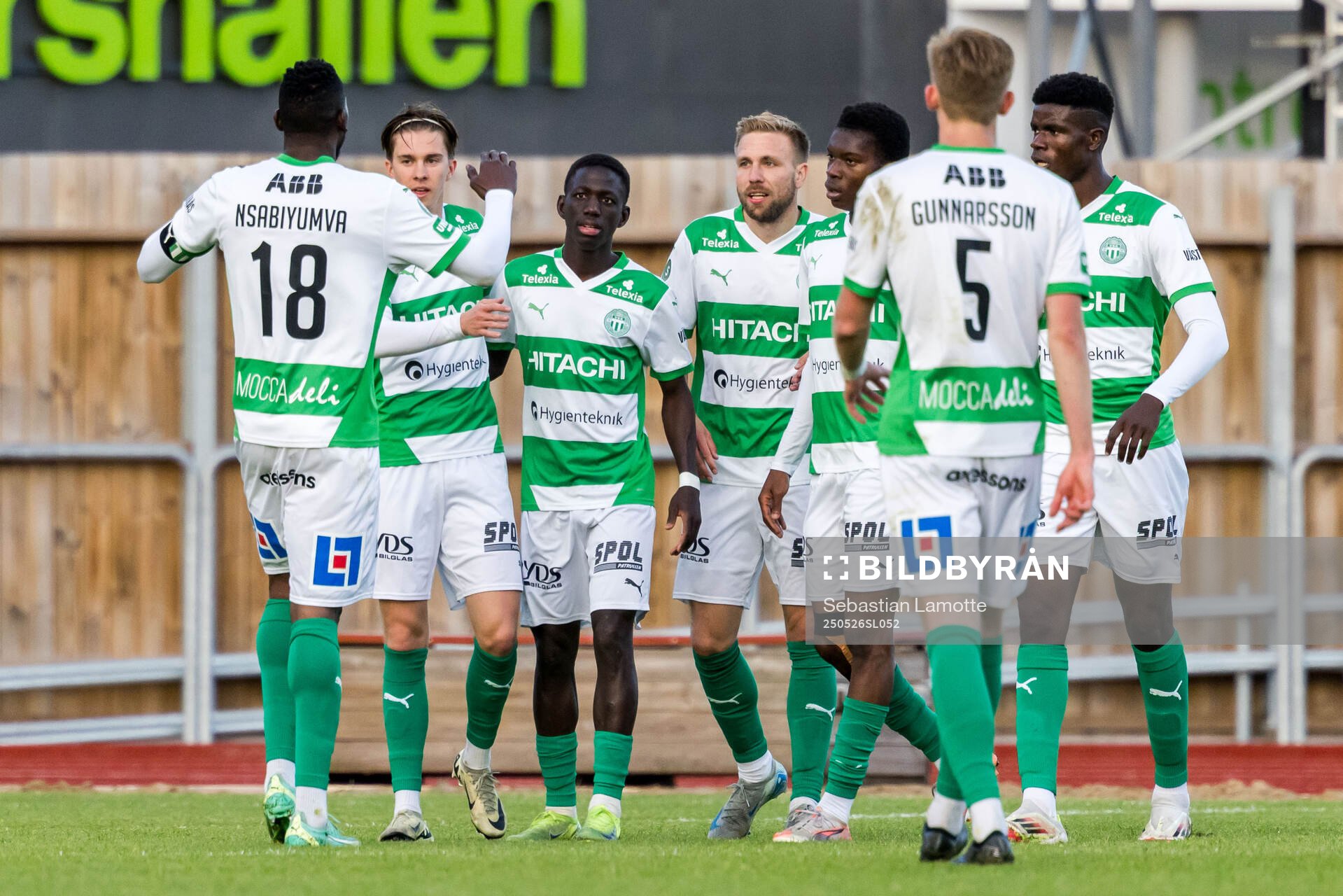 Västerås Jonathan Ring jublar med lagkamrater