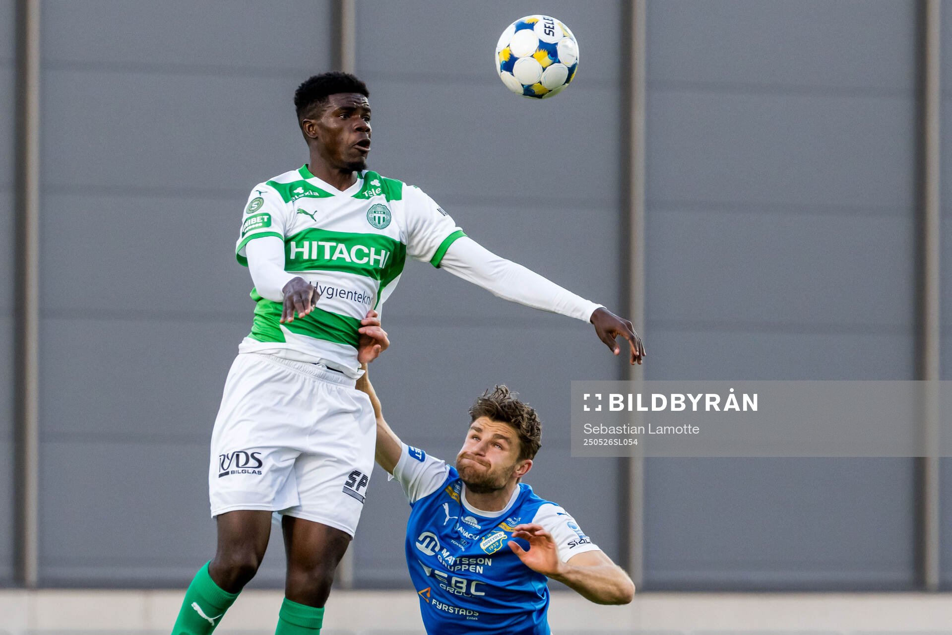 Västerås Aaron Le Forestier Banind Bibout och Oddevolds Erik Hedenquist under fotbollsmatchen i Superettan mellan Oddevold och Västerås den 26 maj 2025 i Uddevalla.