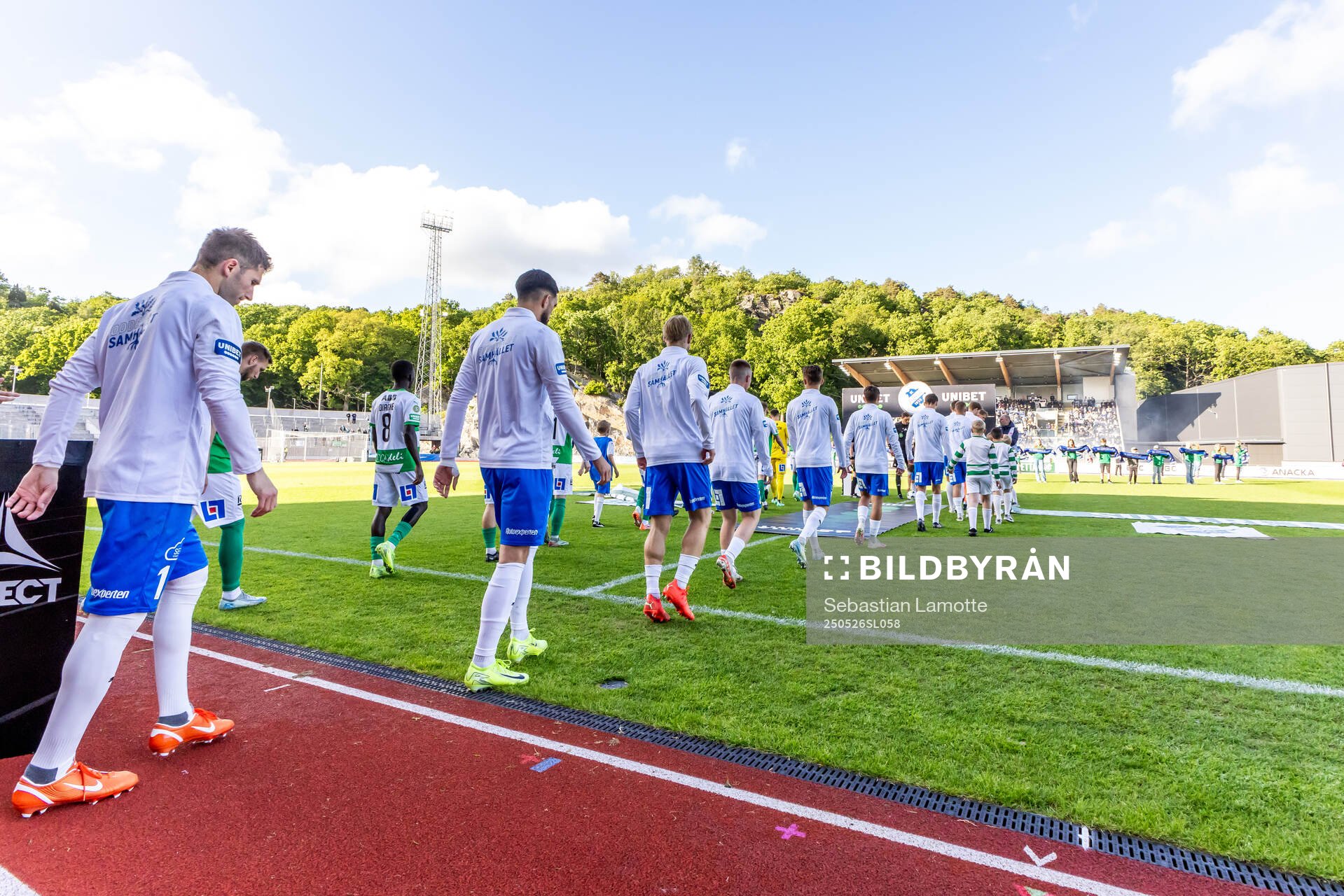 Spelarna marscherar in under fotbollsmatchen i Superettan mellan Oddevold och Västerås den 26 maj 2025 i Uddevalla. 