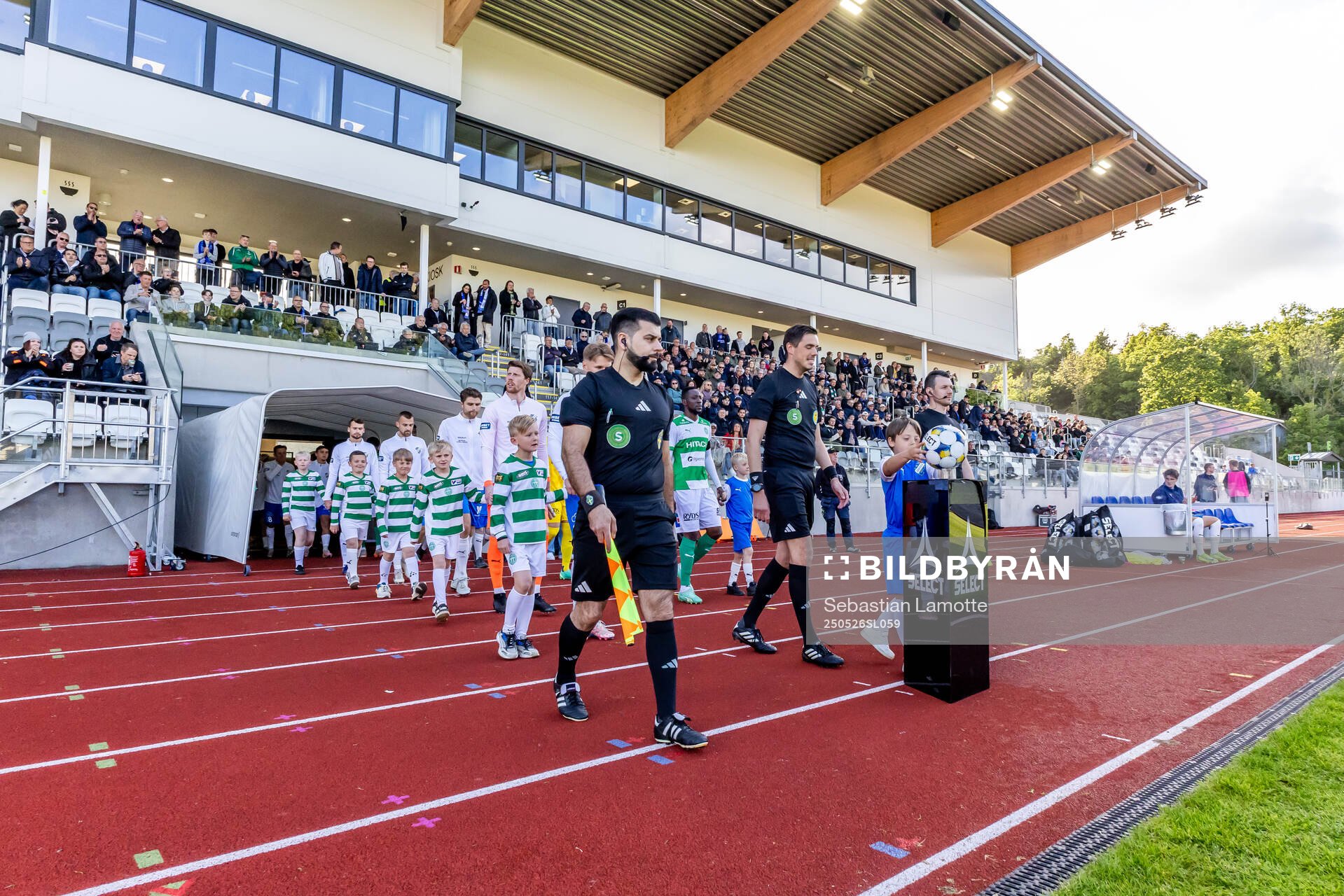 Spelarna marscherar in under fotbollsmatchen i Superettan mellan Oddevold och Västerås den 26 maj 2025 i Uddevalla. 