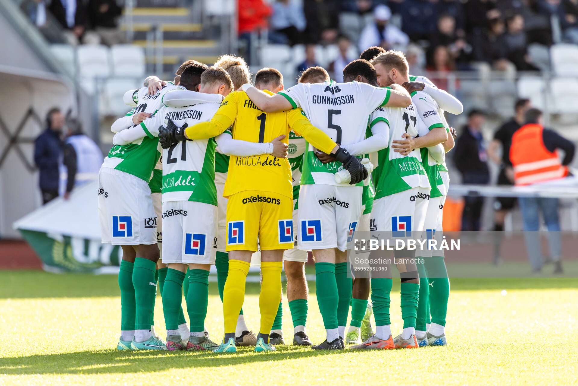 Västerås spelare laddar inför fotbollsmatchen i Superettan mellan Oddevold och Västerås den 26 maj 2025 i Uddevalla. 