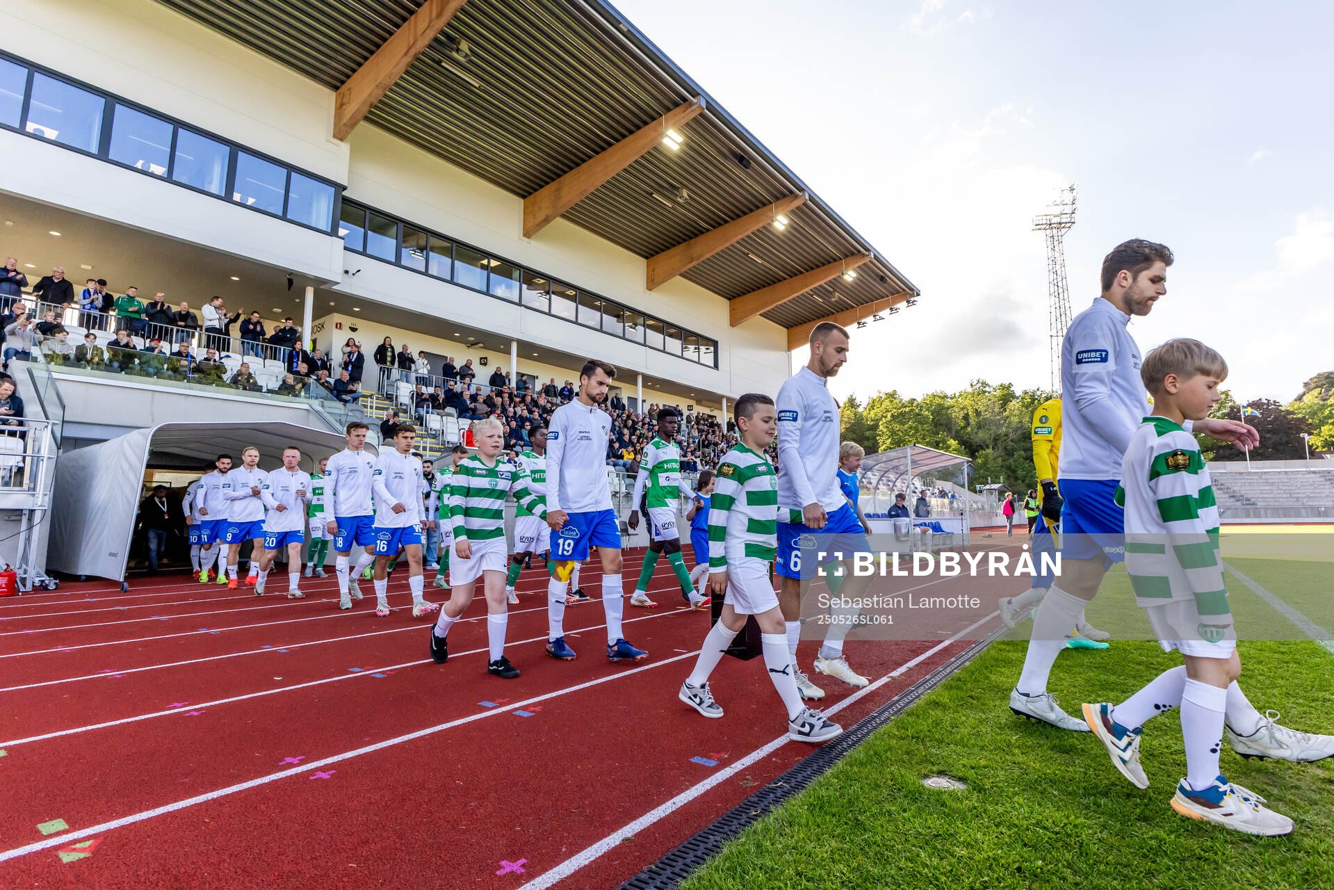 Spelarna marscherar in under fotbollsmatchen i Superettan mellan Oddevold och Västerås den 26 maj 2025 i Uddevalla. 