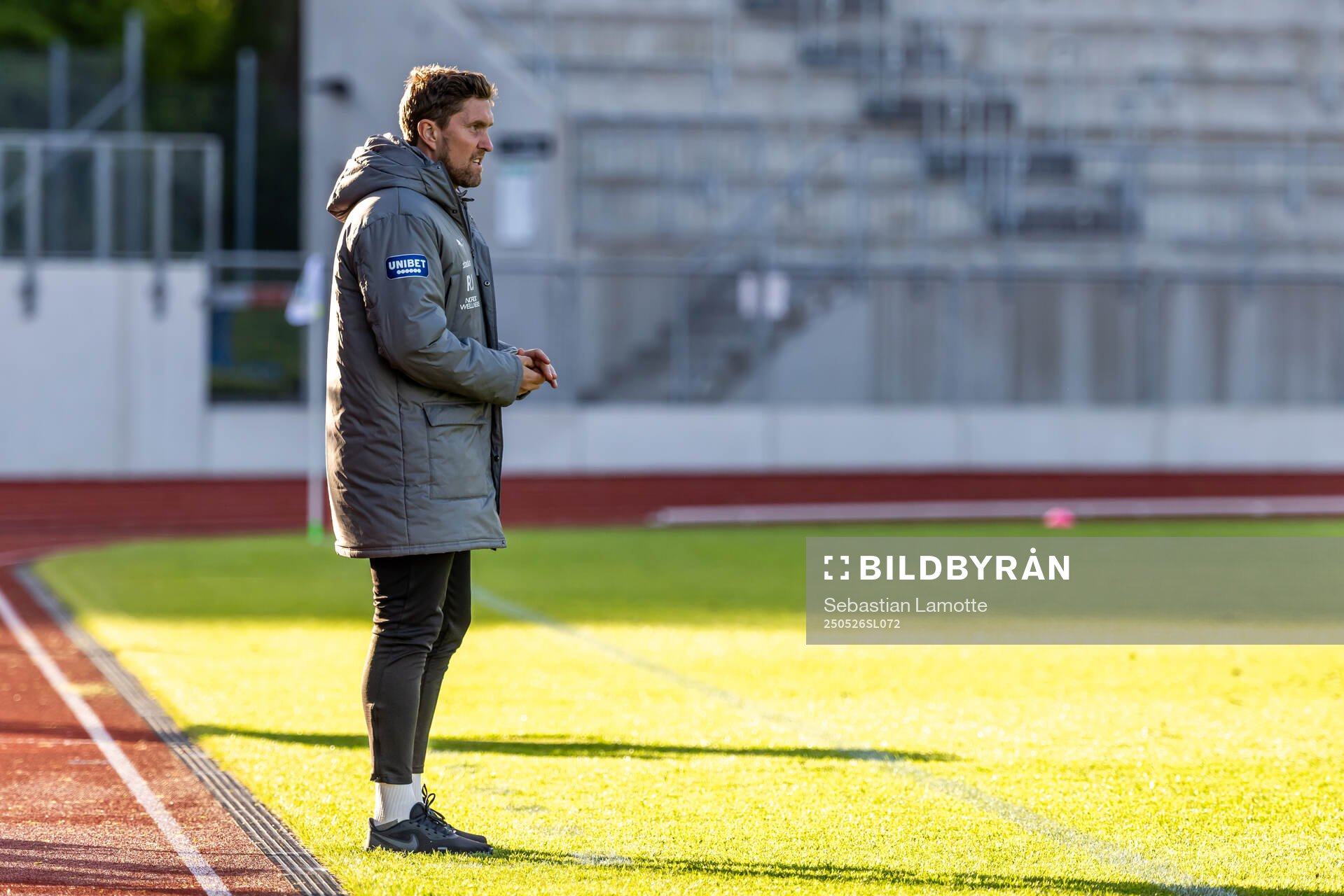 Oddevolds tränare Rikard Nilsson under fotbollsmatchen i Superettan mellan Oddevold och Västerås den 26 maj 2025 i Uddevalla. 