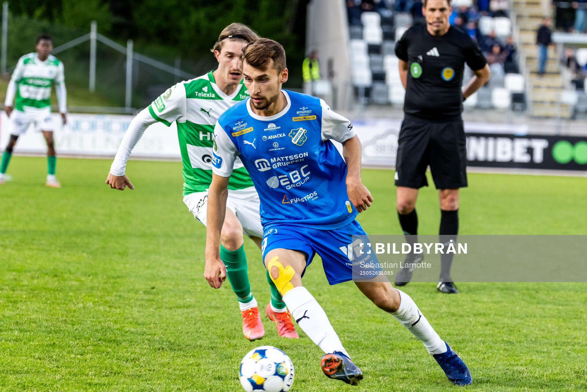 Oddevolds Rasmus Wiedesheim-Paul under fotbollsmatchen i Superettan mellan Oddevold och Västerås den 26 maj 2025 i Uddevalla. 