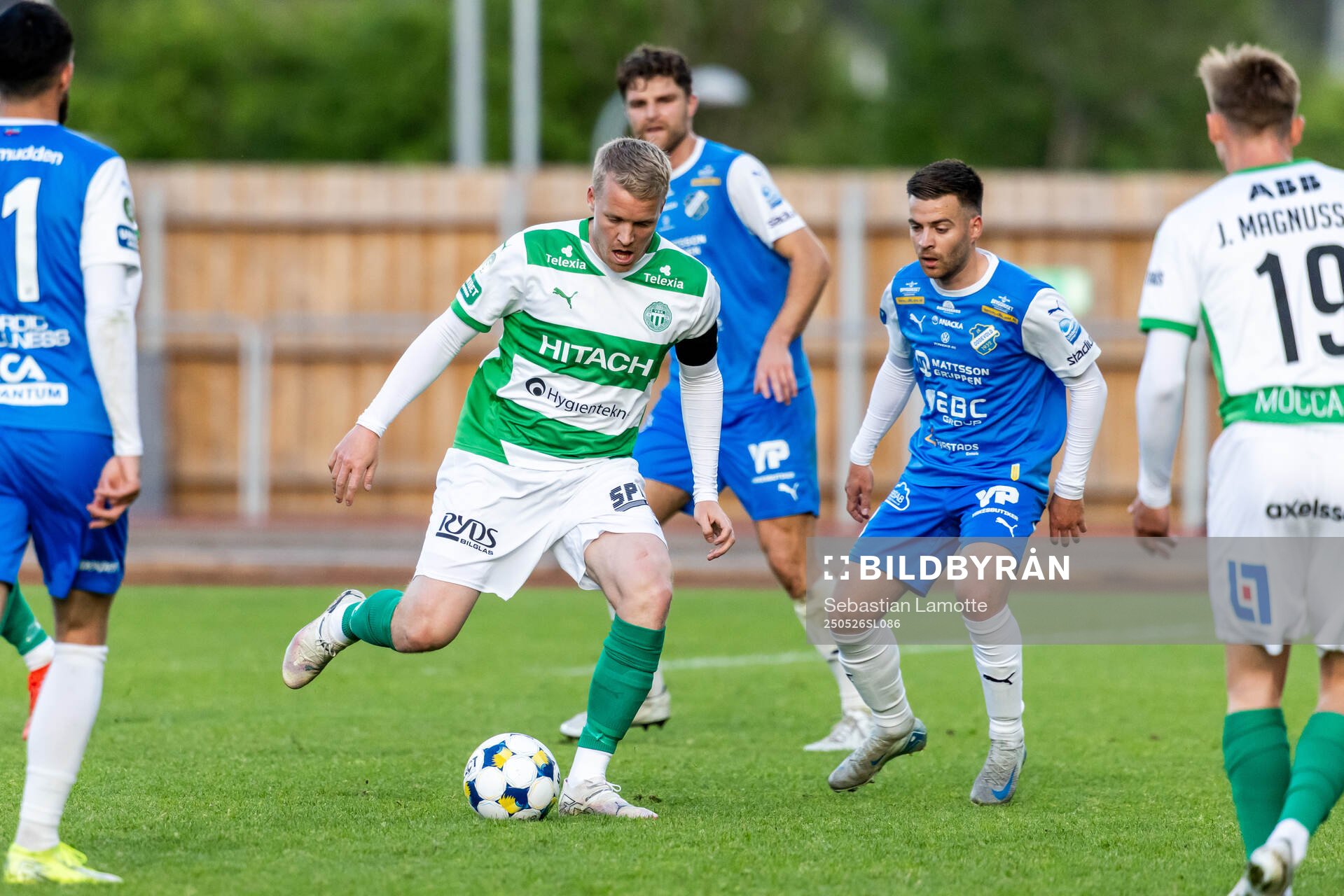 Västerås Simon Johansson och Oddevolds Oscar Iglicar Berntsson under fotbollsmatchen i Superettan mellan Oddevold och Västerås den 26 maj 2025 i Uddevalla.