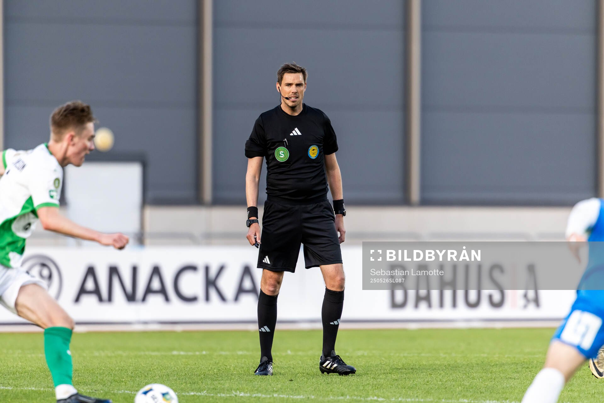 Domare Magnus Lindgren under fotbollsmatchen i Superettan mellan Oddevold och Västerås den 26 maj 2025 i Uddevalla. 