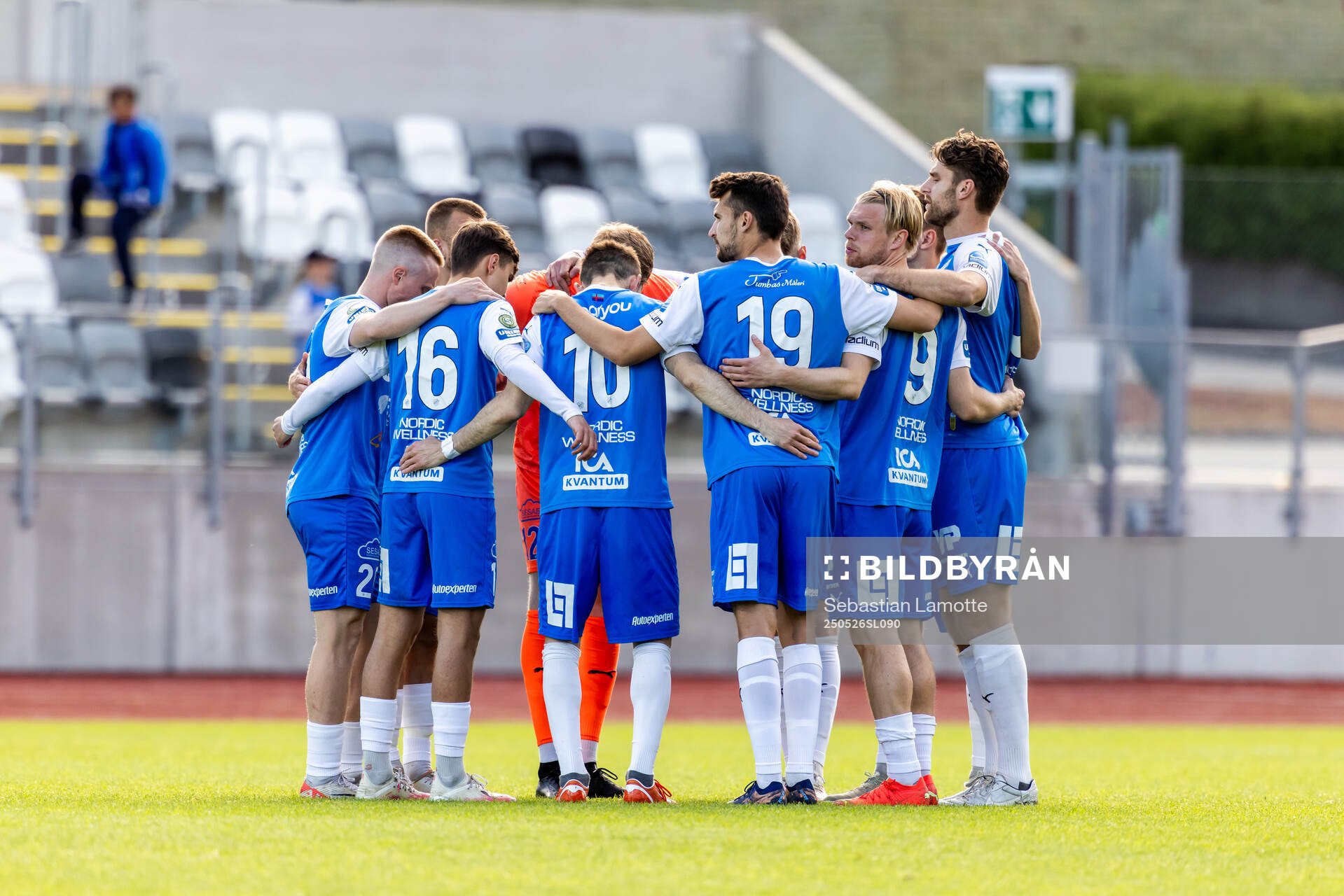 Oddevolds spelare laddar inför fotbollsmatchen i Superettan mellan Oddevold och Västerås den 26 maj 2025 i Uddevalla. 