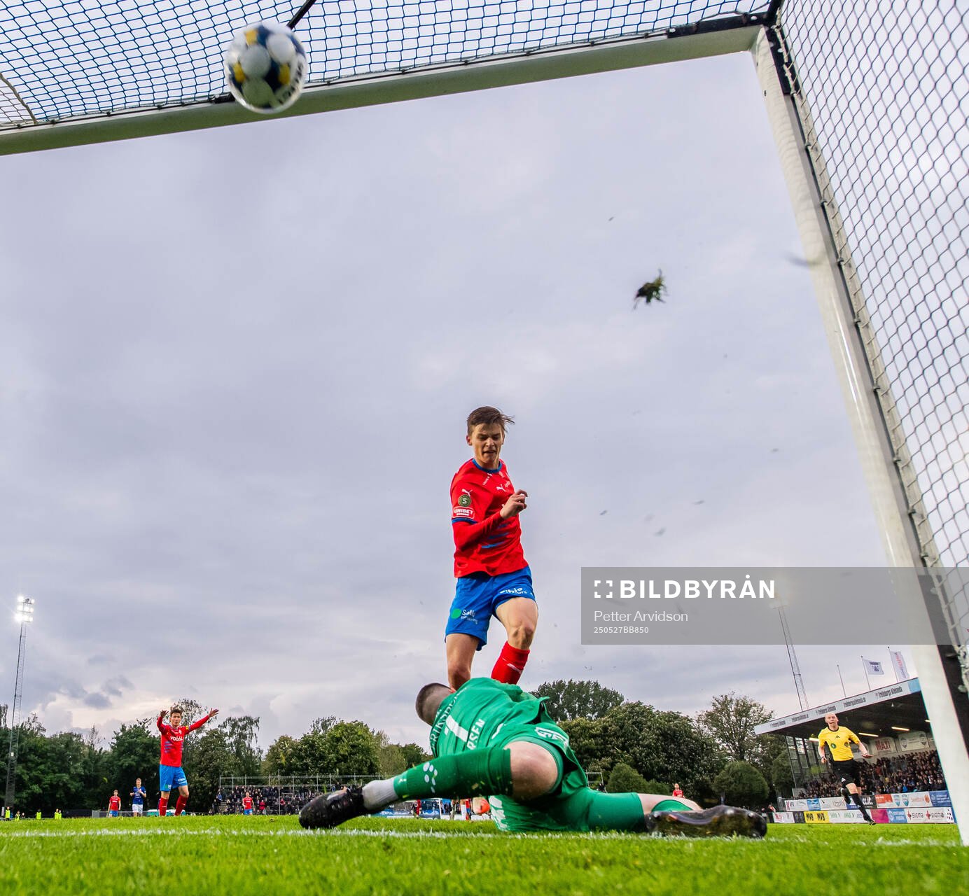 Helsingborgs Adrian Svanbäck gör ett bortdömt mål mot