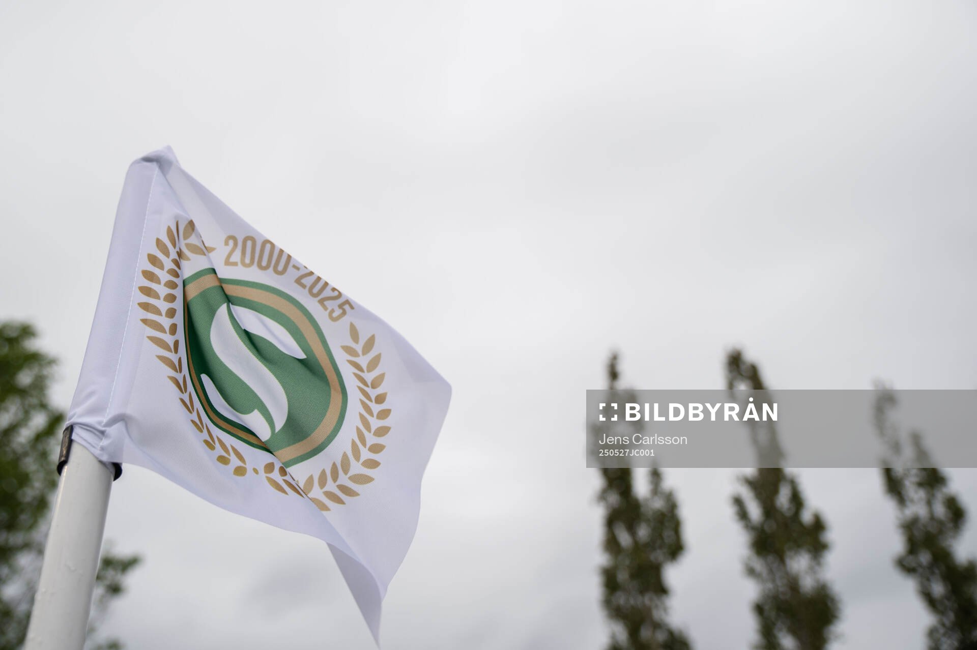Superettans logotyp på en hörnflagga inför fotbollsmatchen i Superettan mellan Sandvikens IF och GIF Sundsvall den 27 maj 2025 i Sandviken.