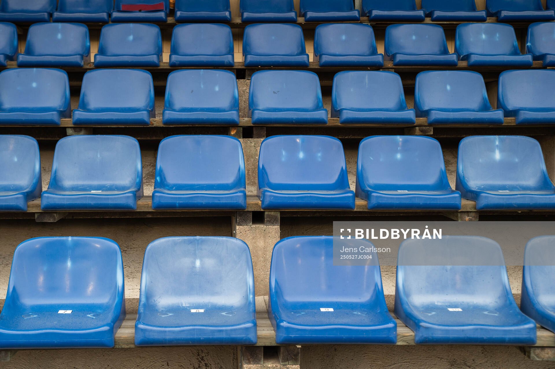Läktarstolar på Jernvallen inför fotbollsmatchen i Superettan mellan Sandvikens IF och GIF Sundsvall den 27 maj 2025 i Sandviken.