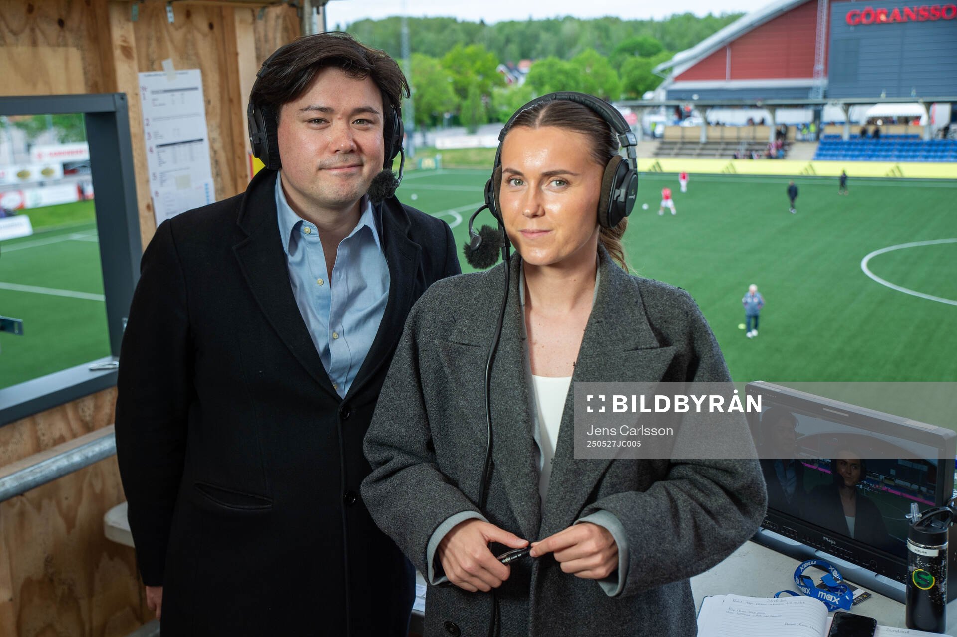 MAX kommentatorer Marcus Bühlund och Adelisa Grabus inför fotbollsmatchen i Superettan mellan Sandvikens IF och GIF Sundsvall den 27 maj 2025 i Sandviken.