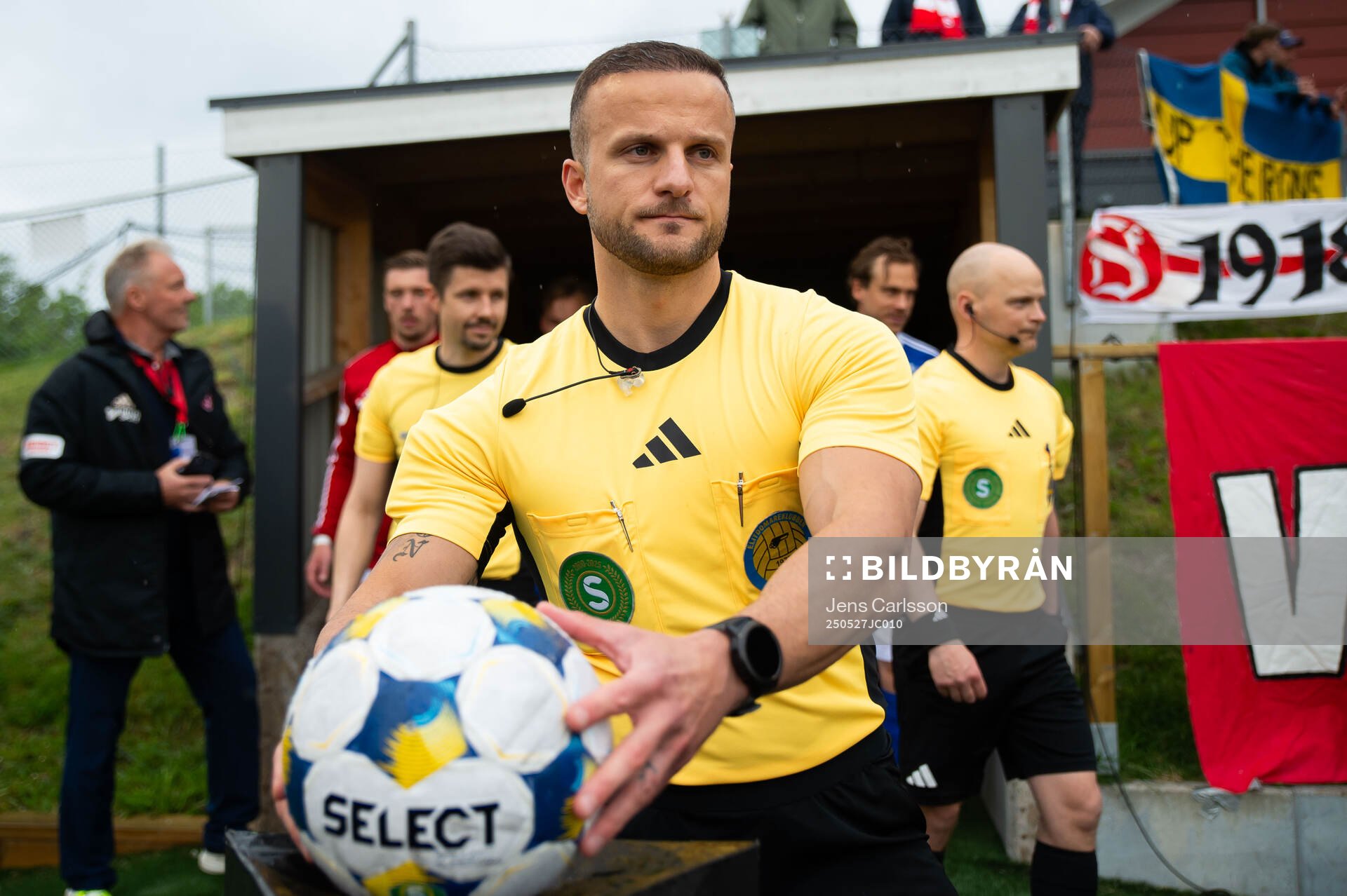 Domare Rinon Hasani inför fotbollsmatchen i Superettan mellan Sandvikens IF och GIF Sundsvall den 27 maj 2025 i Sandviken. 
