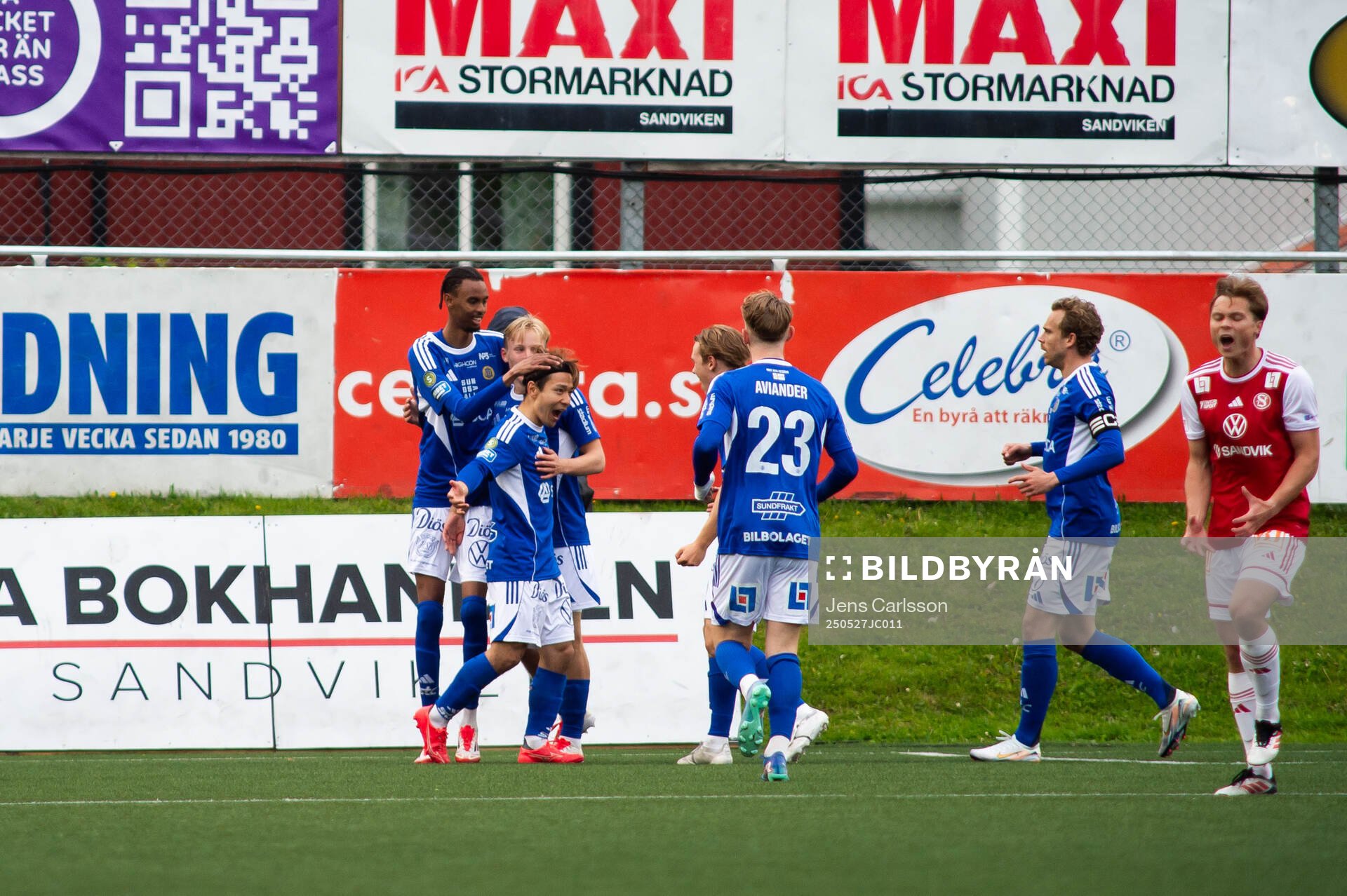 GIF Sundsvalls Taiki Kagayama jublar med lagkamrater efter 0-1 under fotbollsmatchen i Superettan mellan Sandvikens IF och GIF Sundsvall den 27 maj 2025 i Sandviken.