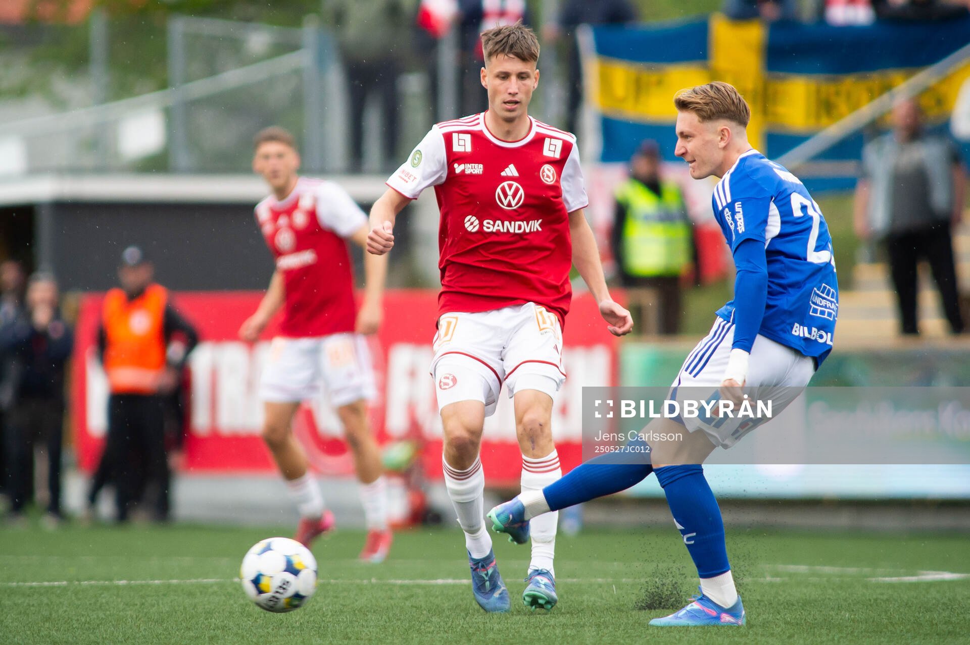 Sandvikens IFs Filip Olsson och GIF Sundsvalls Hugo Aviander under fotbollsmatchen i Superettan mellan Sandvikens IF och GIF Sundsvall den 27 maj 2025 i Sandviken.