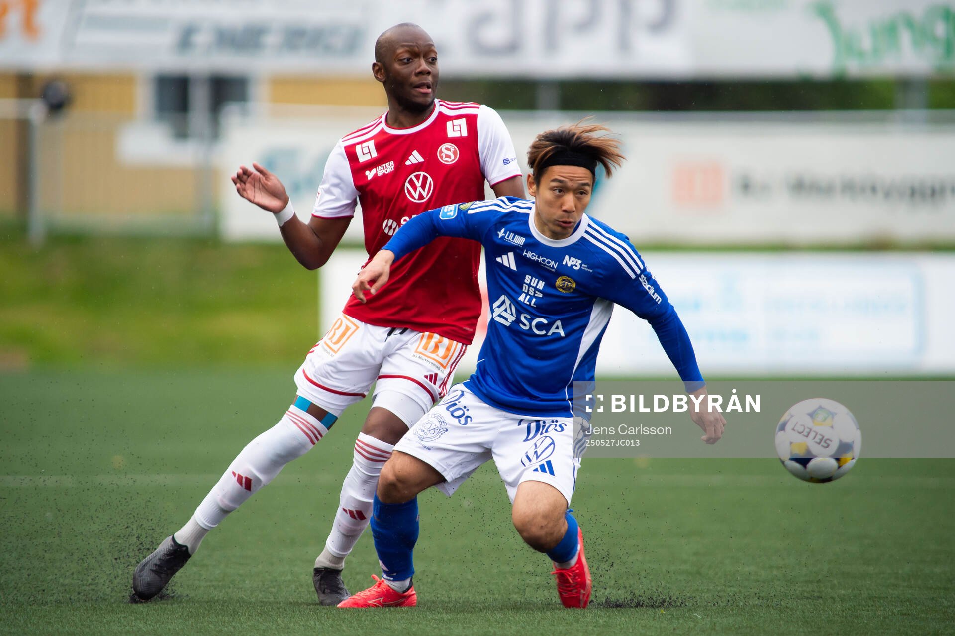 Sandvikens IFs Moonga Simba och GIF Sundsvalls Taiki Kagayama under fotbollsmatchen i Superettan mellan Sandvikens IF och GIF Sundsvall den 27 maj 2025 i Sandviken.