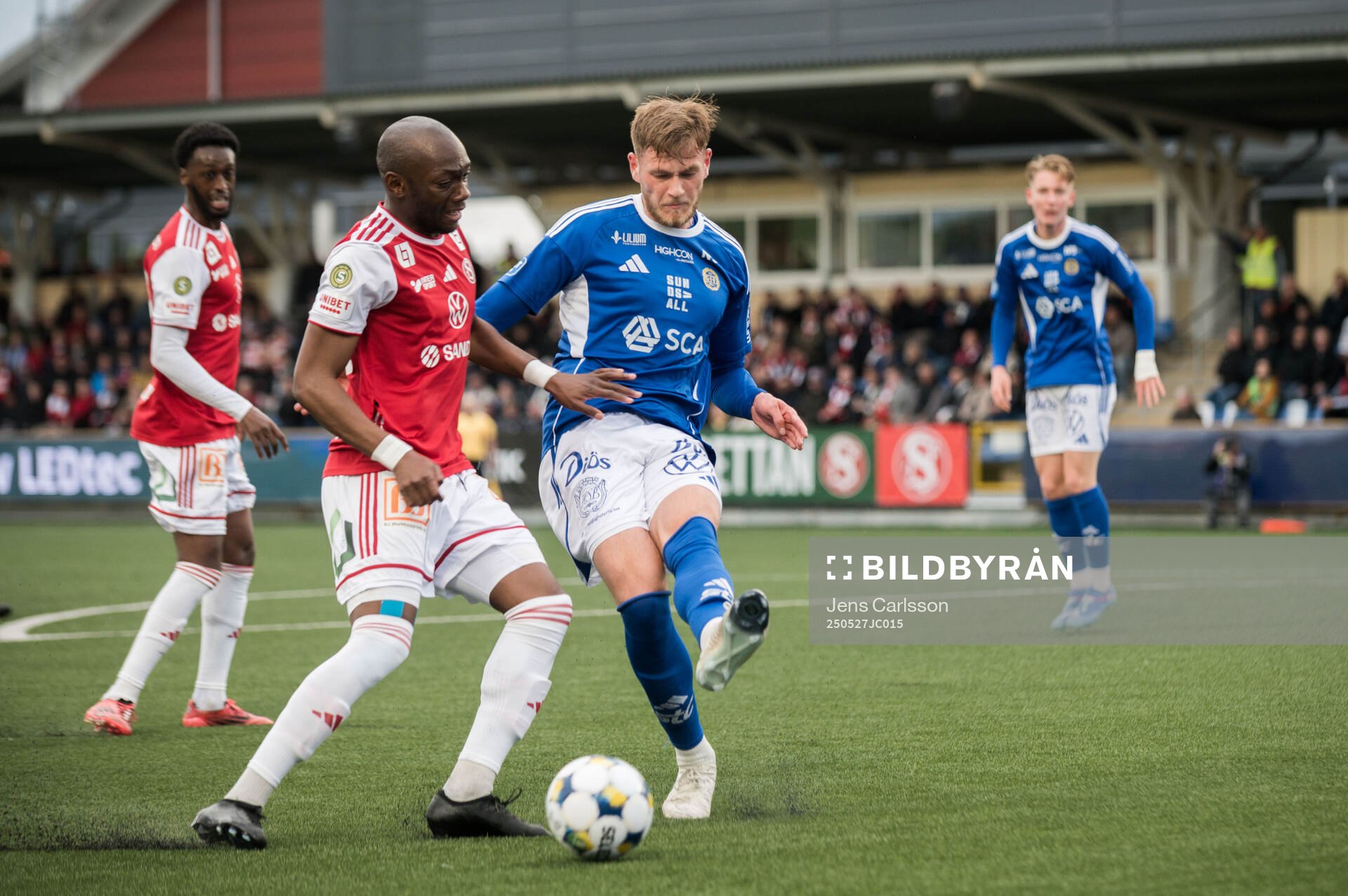 Sandvikens IFs Moonga Simba och GIF Sundsvalls Ludvig Svanberg under fotbollsmatchen i Superettan mellan Sandvikens IF och GIF Sundsvall den 27 maj 2025 i Sandviken.