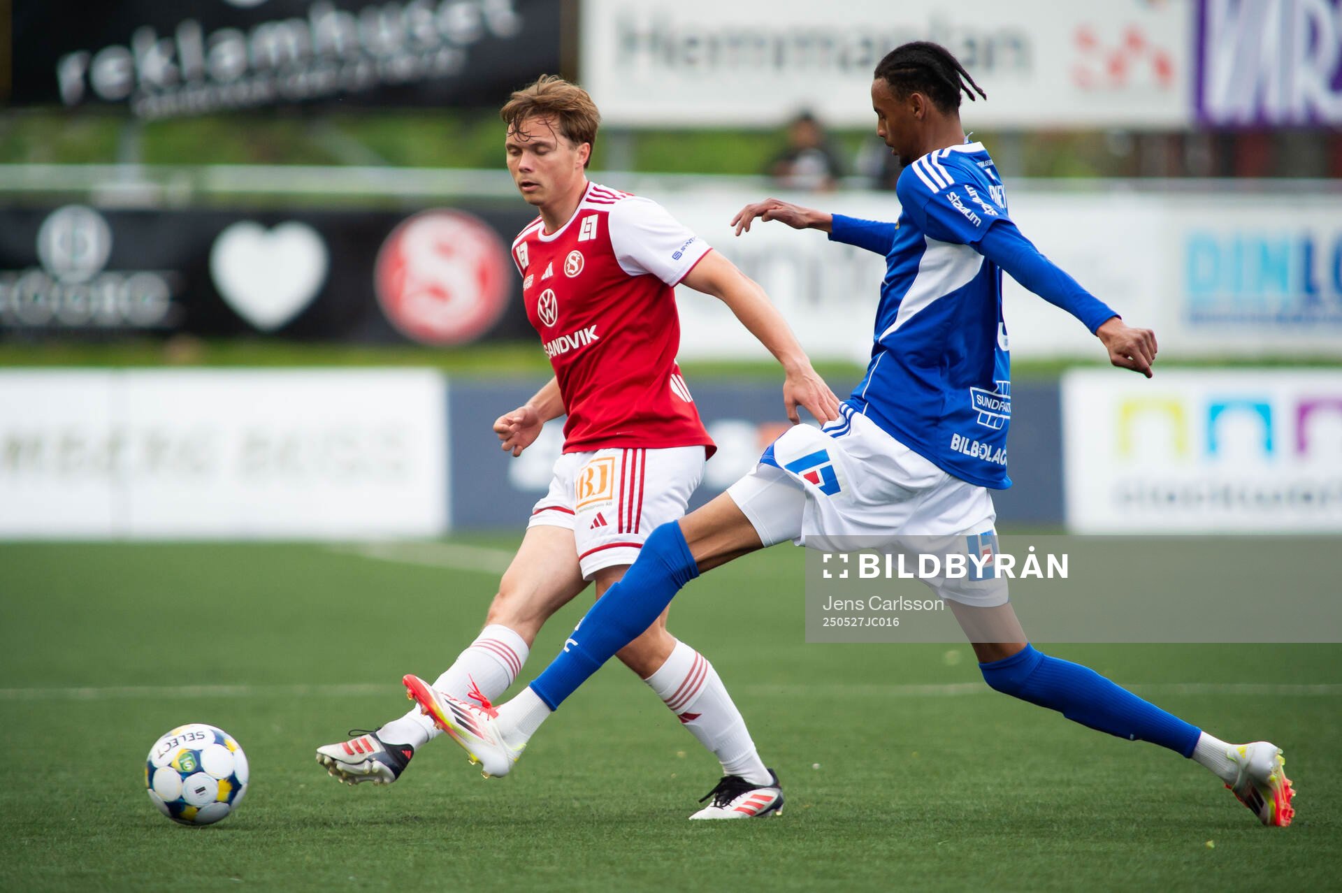 Sandvikens IFs Linus Tagesson och GIF Sundsvalls Yacqub Finey under fotbollsmatchen i Superettan mellan Sandvikens IF och GIF Sundsvall den 27 maj 2025 i Sandviken. 
