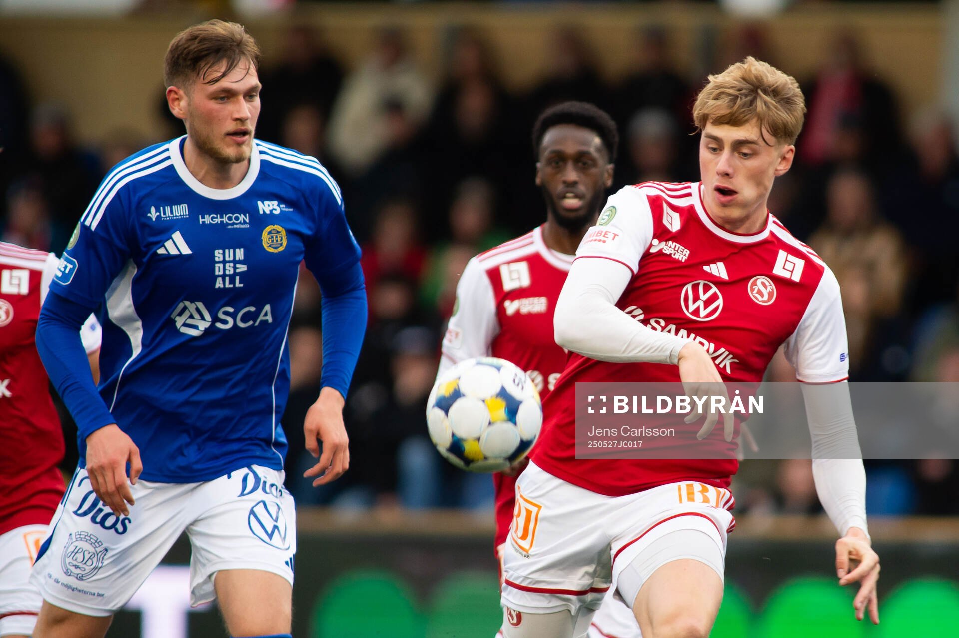 GIF Sundsvalls Ludvig Svanberg och Sandvikens IFs William Thellsson under fotbollsmatchen i Superettan mellan Sandvikens IF och GIF Sundsvall den 27 maj 2025 i Sandviken. 