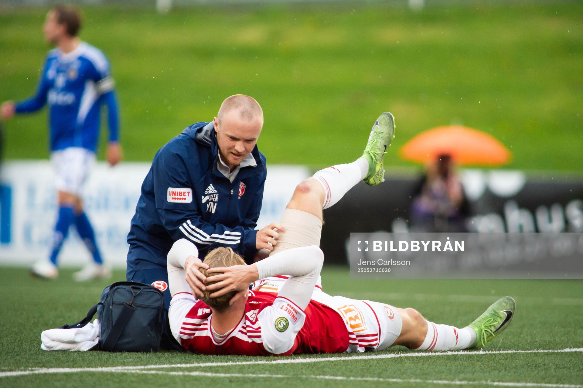 Sandvikens IFs William Thellsson har ont och får vård under fotbollsmatchen i Superettan mellan Sandvikens IF och GIF Sundsvall den 27 maj 2025 i Sandviken. 