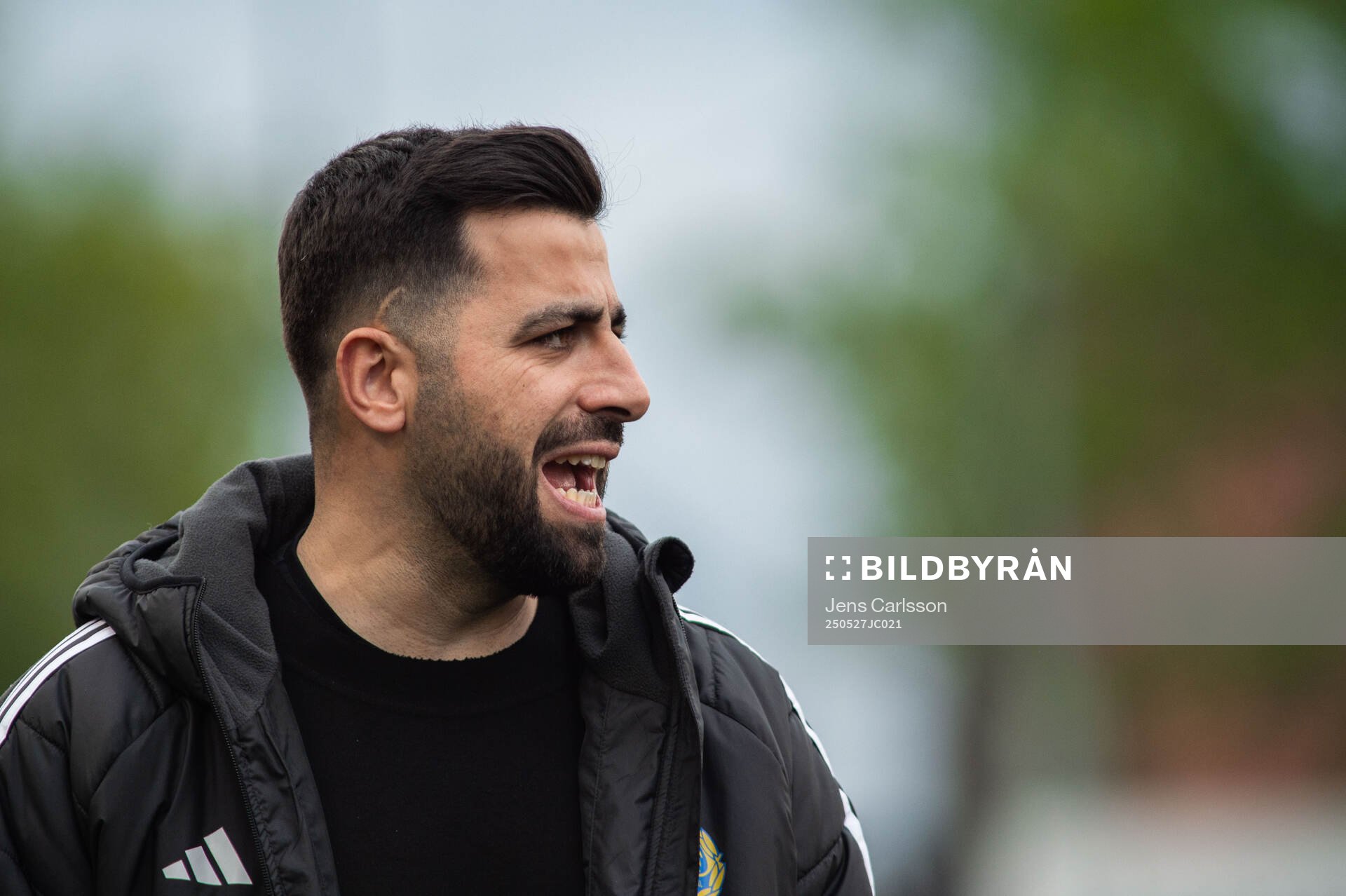 GIF Sundsvalls huvudtränare Erol Ates under fotbollsmatchen i Superettan mellan Sandvikens IF och GIF Sundsvall den 27 maj 2025 i Sandviken.