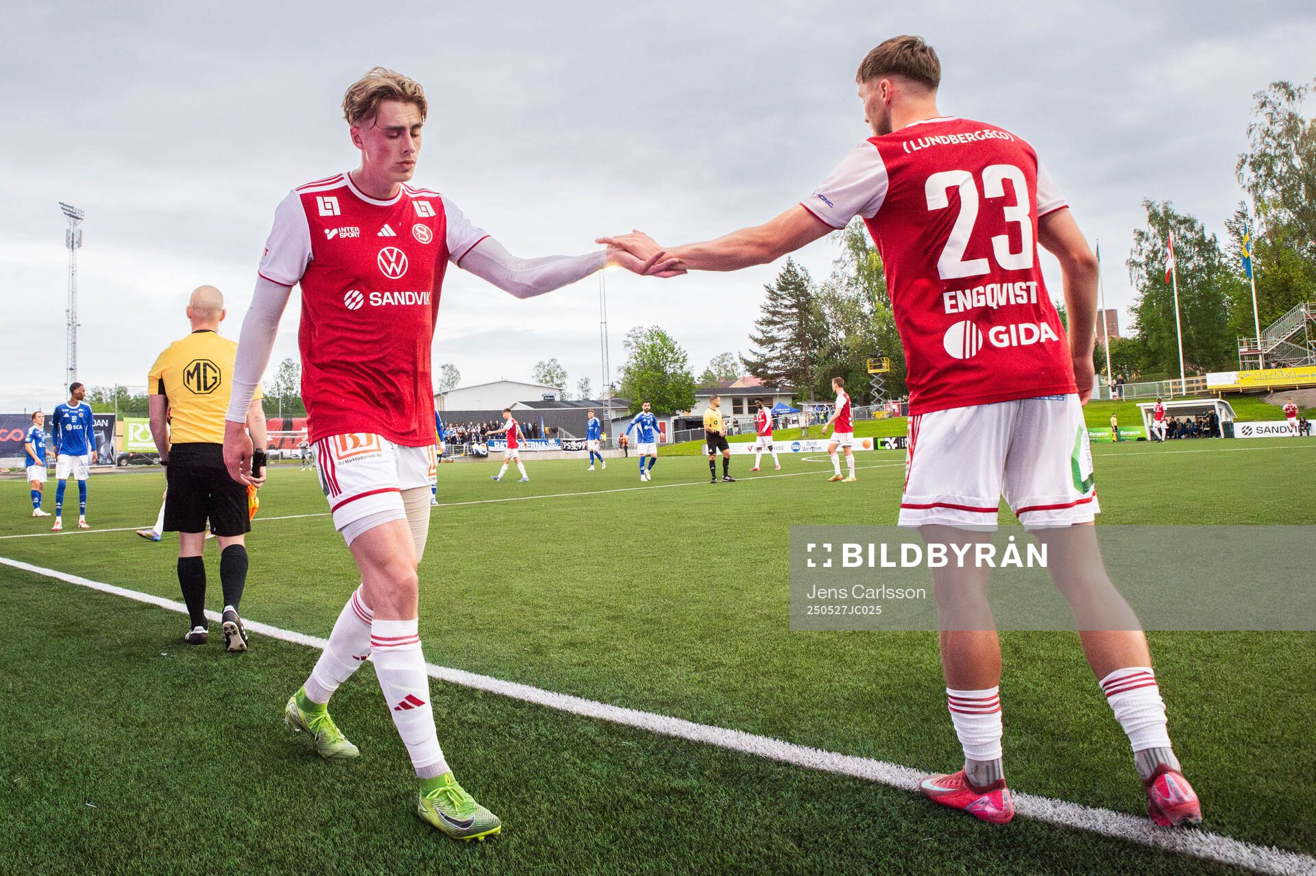 Sandvikens IFs William Thellsson lämnar planen