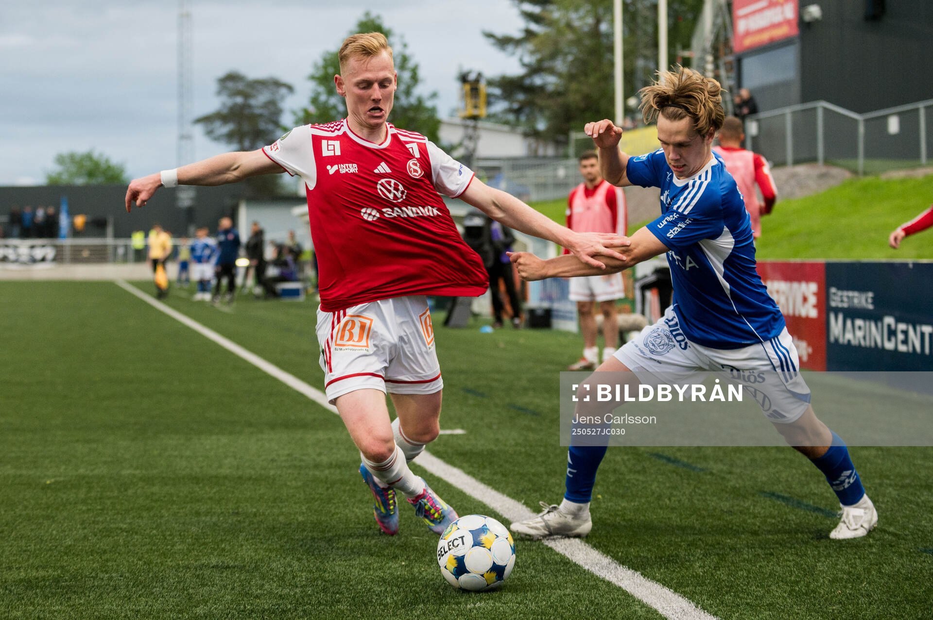 Sandvikens IFs Christopher Redenstrand och GIF Sundsvalls Ture Sandberg under fotbollsmatchen i Superettan mellan Sandvikens IF och GIF Sundsvall den 27 maj 2025 i Sandviken.