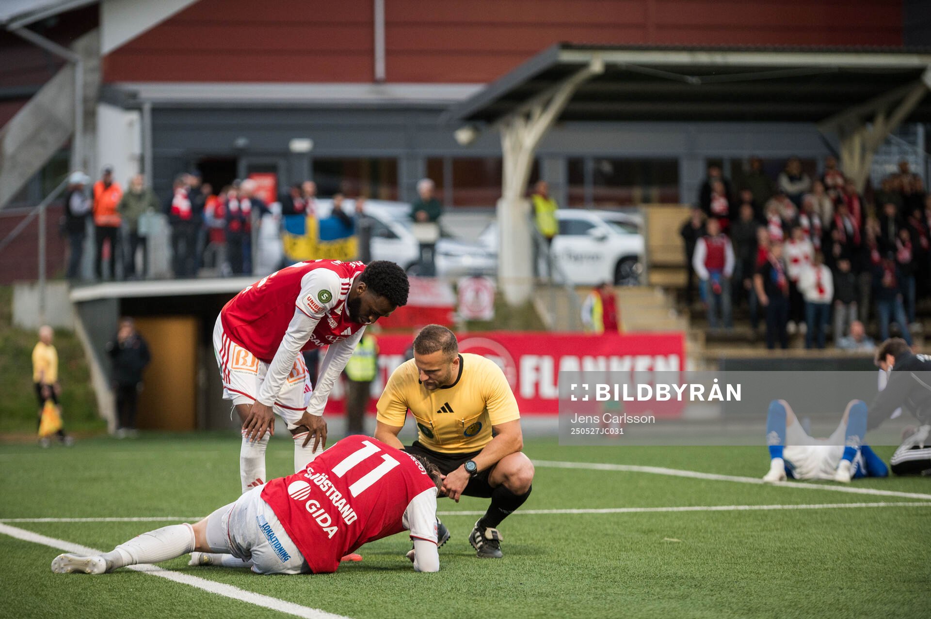 Domare Rinon Hasani och Sandvikens IFs Oscar Sjöstrand under fotbollsmatchen i Superettan mellan Sandvikens IF och GIF Sundsvall den 27 maj 2025 i Sandviken.