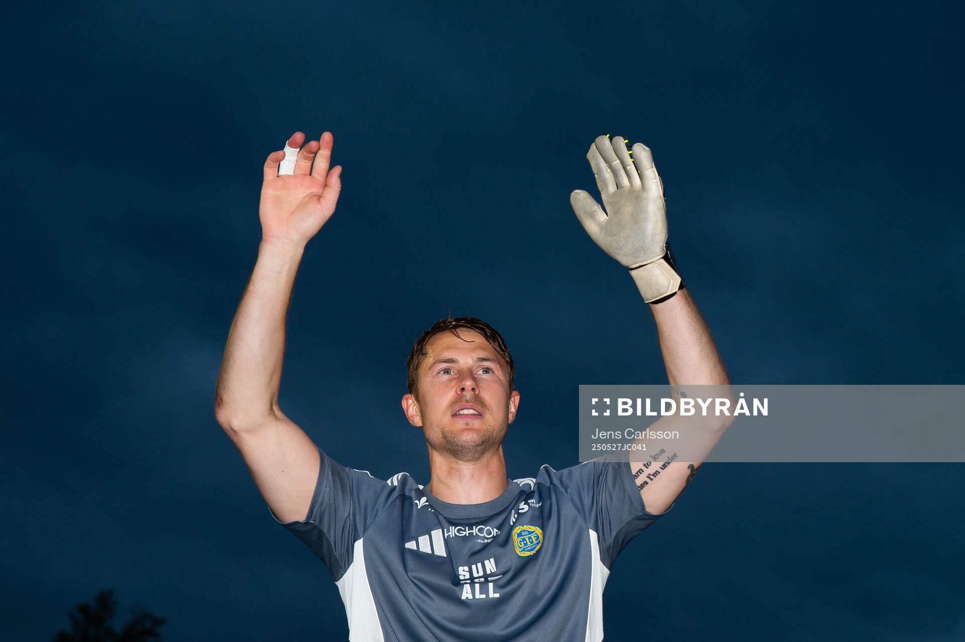 GIF Sundsvalls målvakt Jonas Olsson jublar efter fotbollsmatchen i Superettan mellan Sandvikens IF och GIF Sundsvall den 27 maj 2025 i Sandviken.