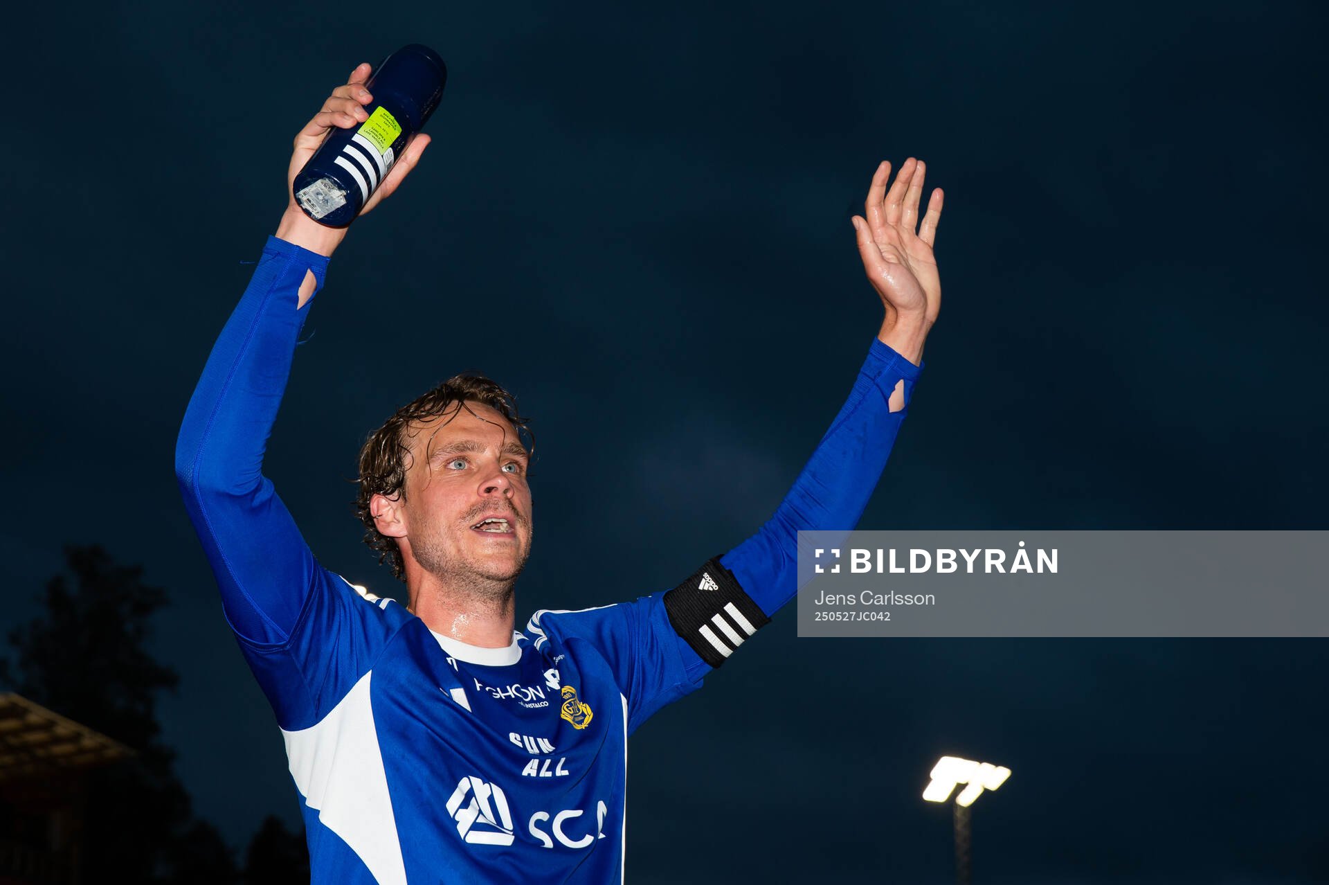 GIF Sundsvalls Pontus Engblom jublar efter fotbollsmatchen i Superettan mellan Sandvikens IF och GIF Sundsvall den 27 maj 2025 i Sandviken.