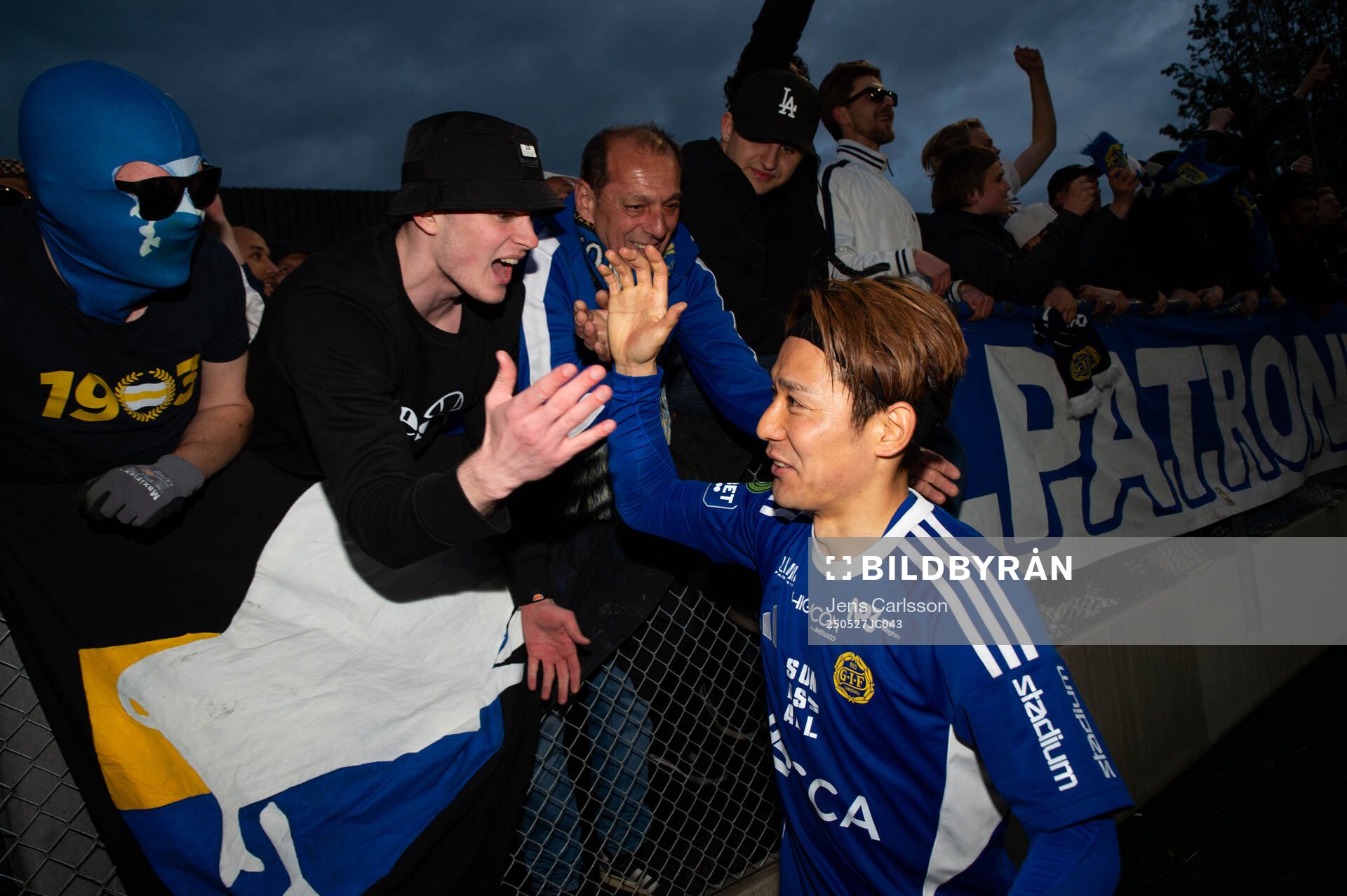 GIF Sundsvalls Taiki Kagayama jublar med supportrar efter fotbollsmatchen i Superettan mellan Sandvikens IF och GIF Sundsvall den 27 maj 2025 i Sandviken. 
