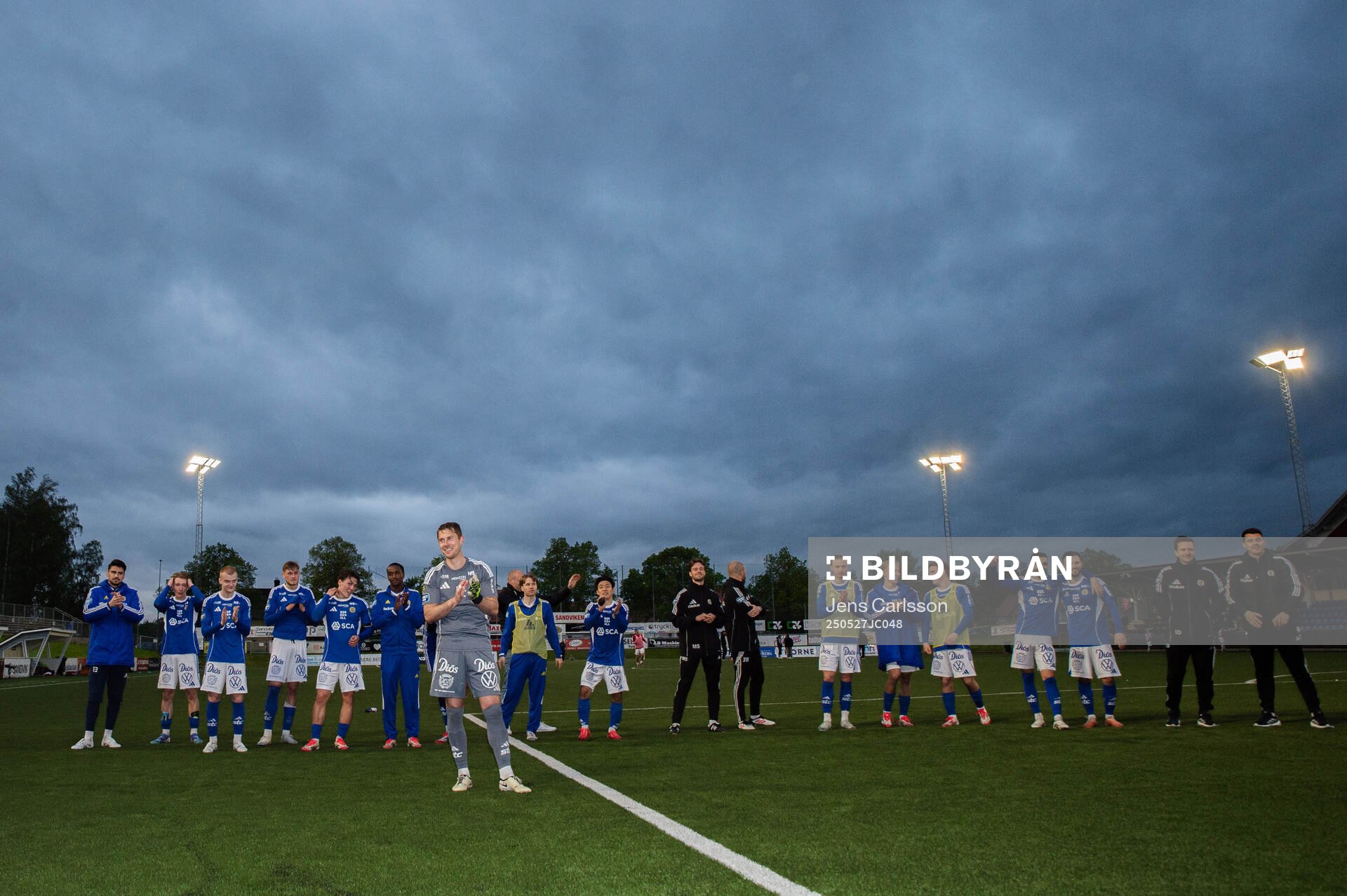 GIF Sundsvalls målvakt Jonas Olsson jublar med lagkamrater efter fotbollsmatchen i Superettan mellan Sandvikens IF och GIF Sundsvall den 27 maj 2025 i Sandviken.