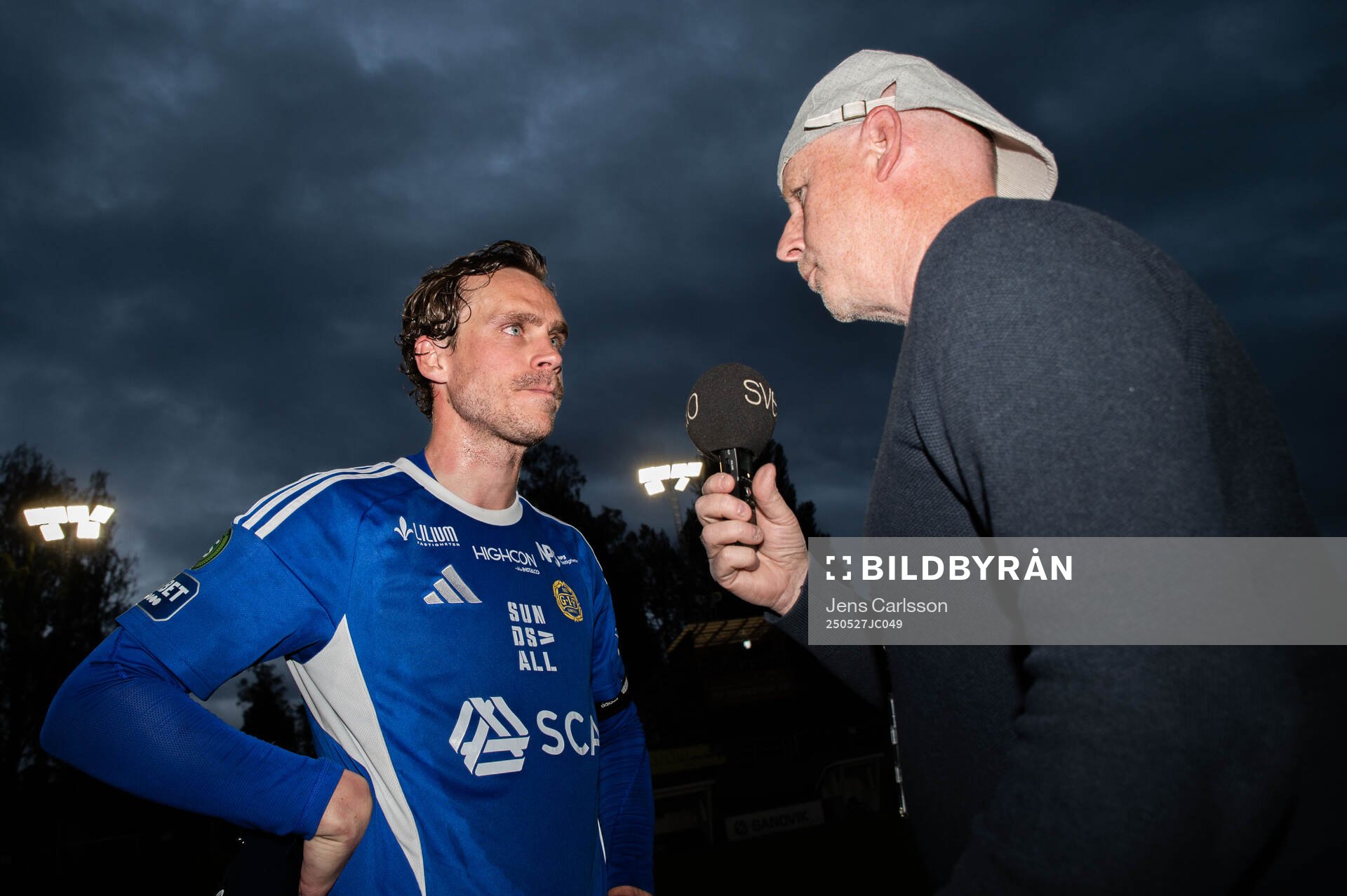 GIF Sundsvalls Pontus Engblom intervjuas av Sveriges Radio efter fotbollsmatchen i Superettan mellan Sandvikens IF och GIF Sundsvall den 27 maj 2025 i Sandviken.