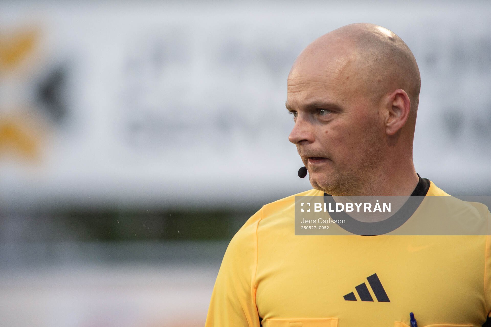 Assisterande domare Fredrik Hammarström under fotbollsmatchen i Superettan mellan Sandvikens IF och GIF Sundsvall den 27 maj 2025 i Sandviken.