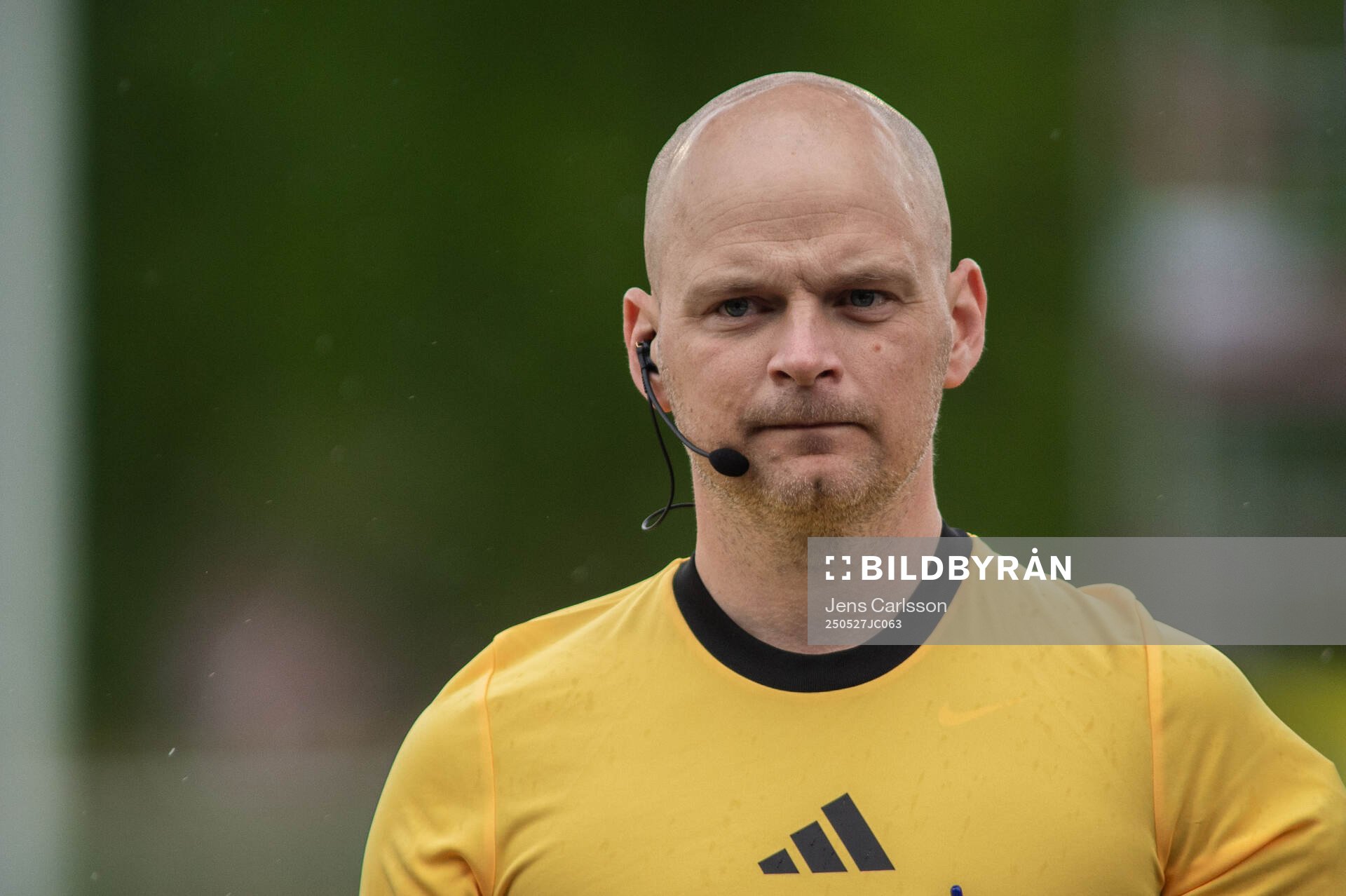 Assisterande domare Fredrik Hammarström inför fotbollsmatchen i Superettan mellan Sandvikens IF och GIF Sundsvall den 27 maj 2025 i Sandviken.